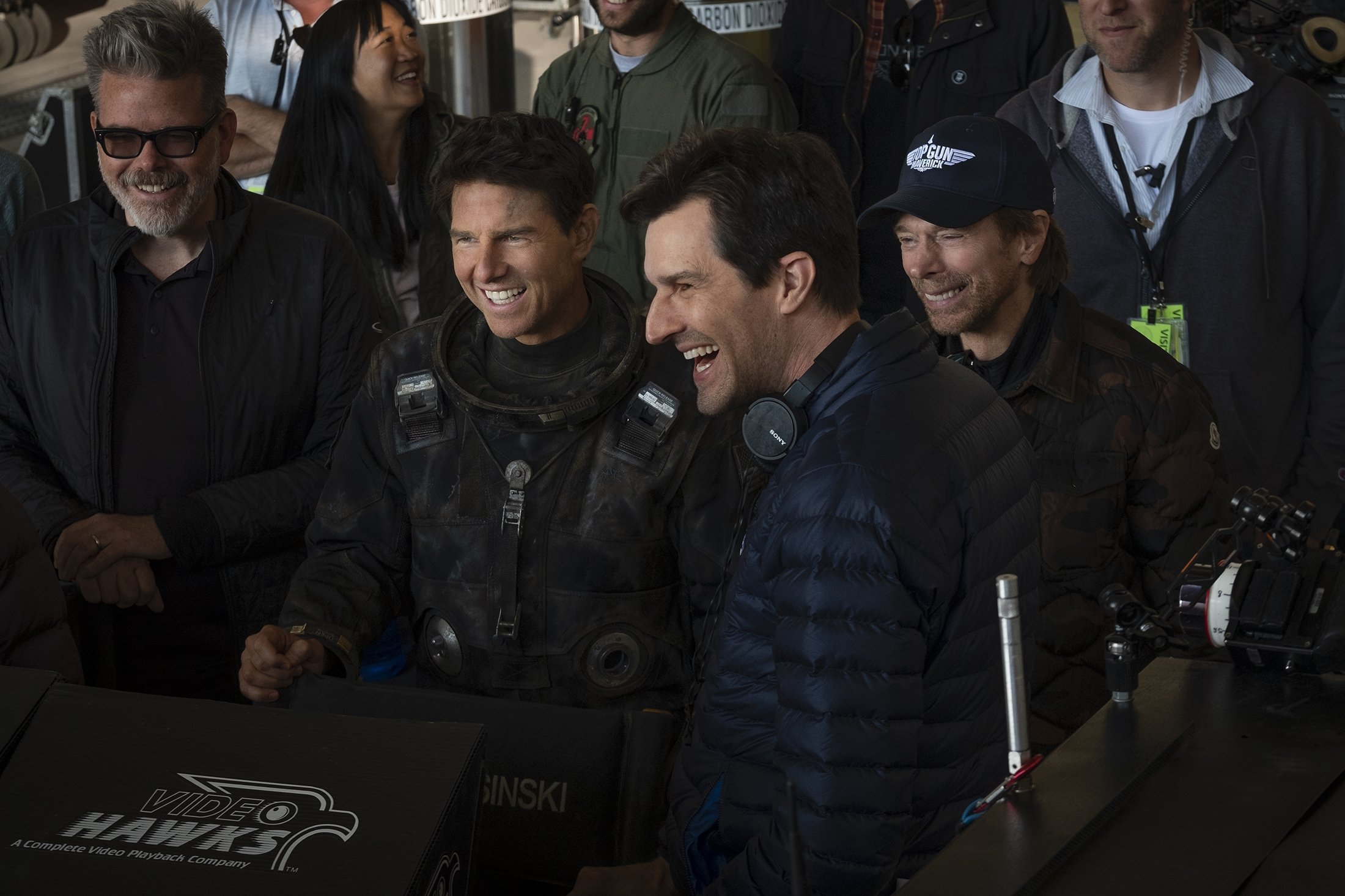 Christopher McQuarrie (izquierda), Tom Cruise (segundo a la izquierda), Joseph Kosinski (segundo a la derecha) y Jerry Bruckheimer en el plató de la película 