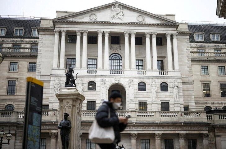 A person walks past the Bank of England in the City of London financial district, London, Britain, Jan. 23, 2022. (Reuters Photo)