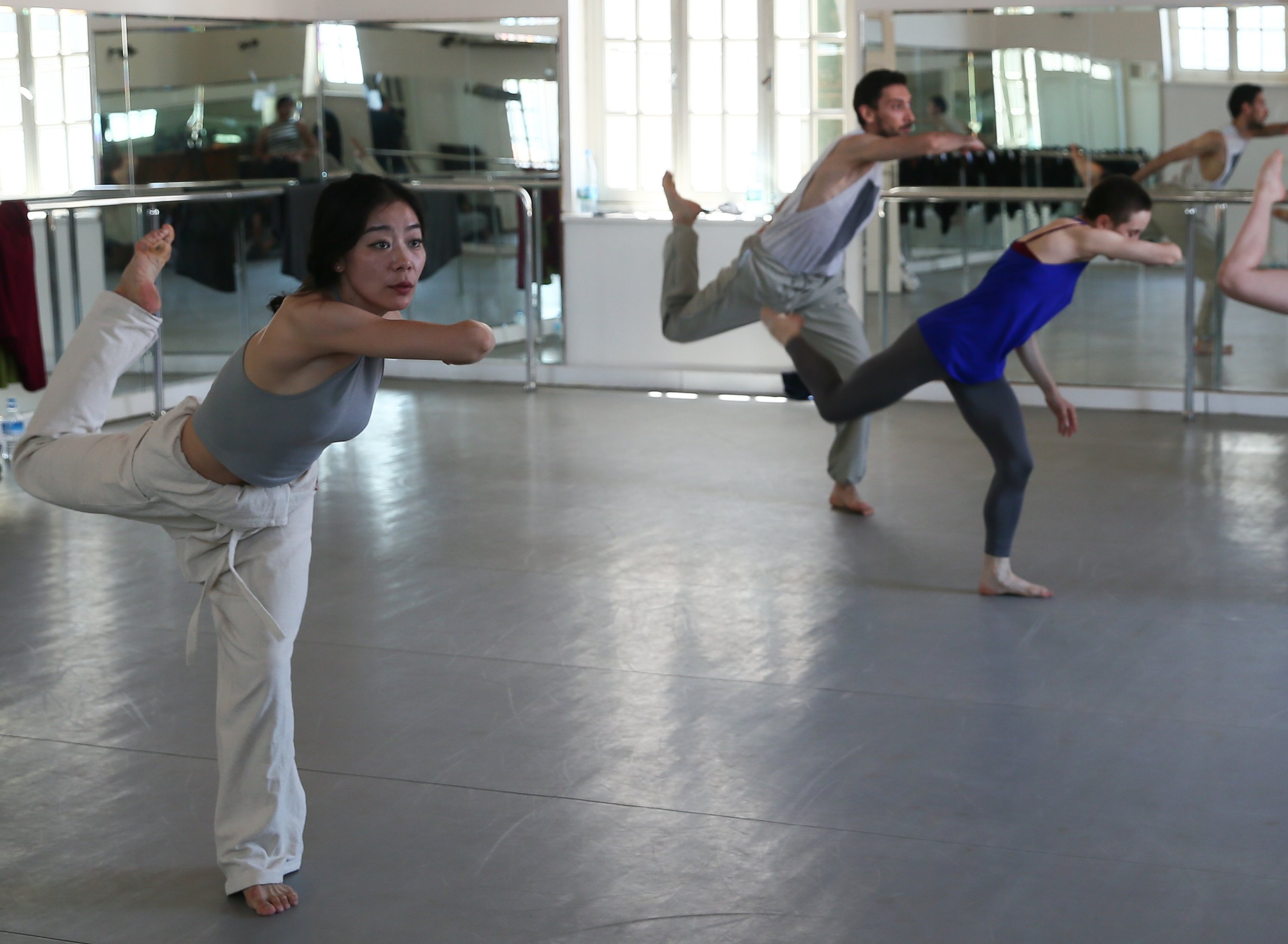 Para penari Turki berlatih bersama Martha Graham Dance Company untuk pertunjukan mereka yang akan dipresentasikan di International Izmir Festival, Izmir, Turki, 26 Juli 2022. (AA)