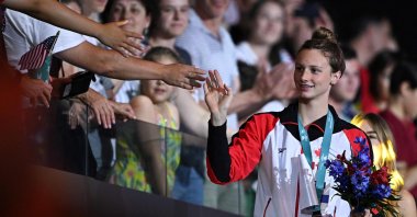 Gold medallist Canada's Summer McIntosh after winning the women's 400-meter medley finals at the World Aquatics Championships, Budapest, Hungary, June 25, 2022. (AFP Photo)