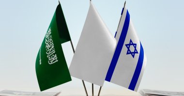 The flags of Saudi Arabia (L) and Israel (R) with a white flag in the middle. (Shutterstock Photo)