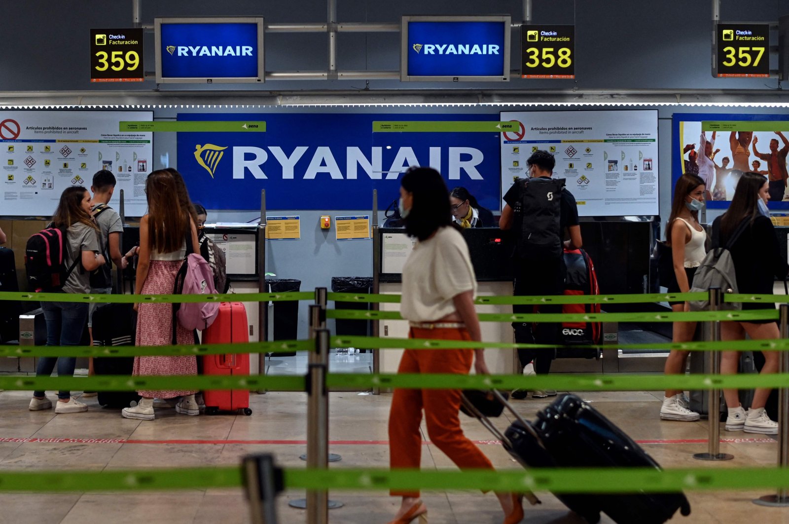 Passengers stand near the Ryanair check-in counters during a strike at Adolfo Suarez Madrid Barajas airport in Madrid, Spain, June 24, 2022. (AFP Photo)