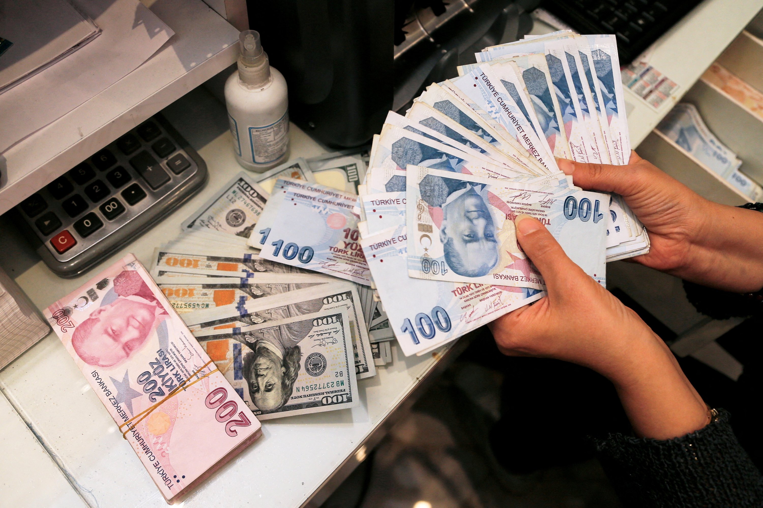 turkish-lira-starts-week-with-gains-on-banking-watchdog-s-new-steps