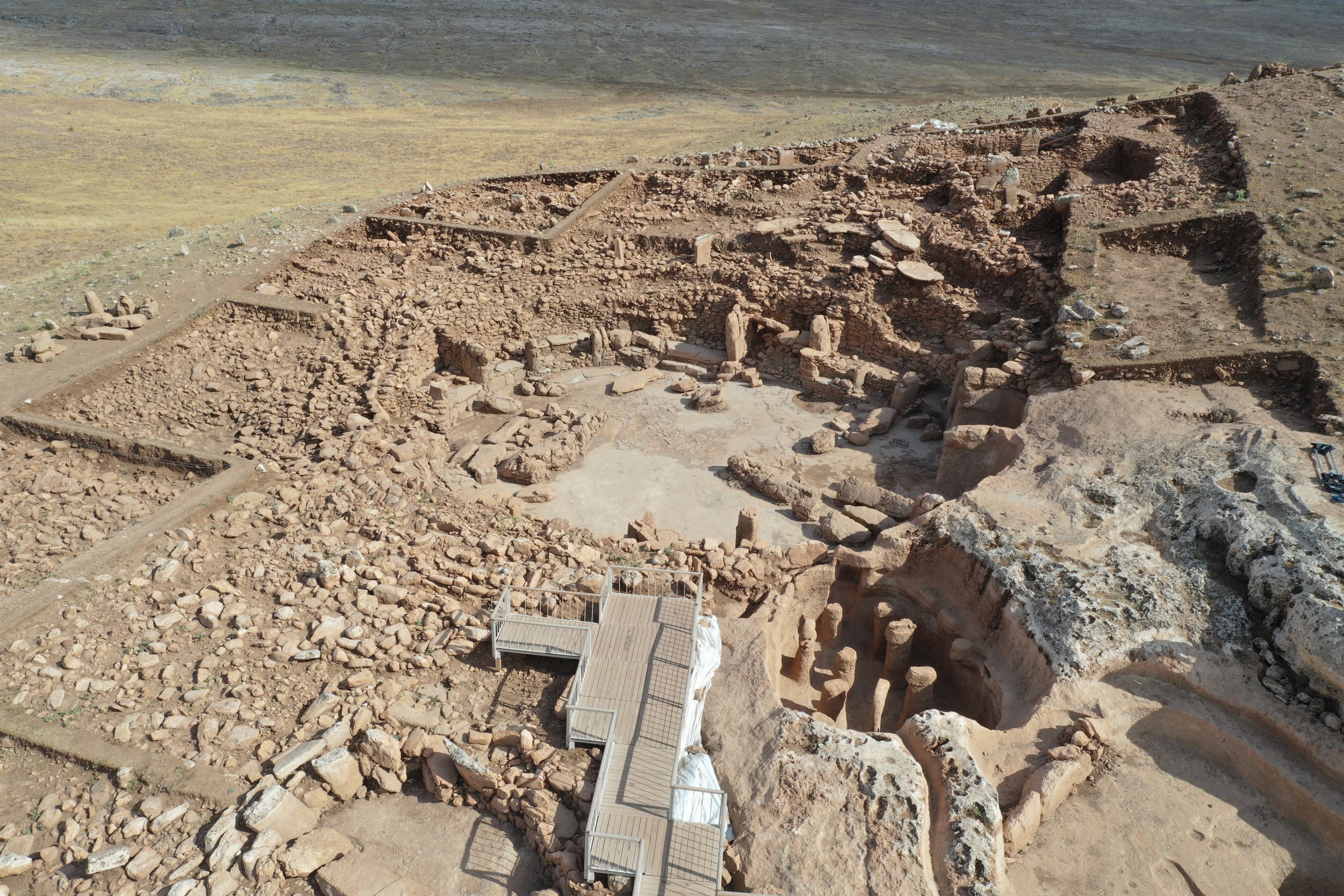 Artefak yang digali selama penggalian di Reruntuhan Karahantepe di anlıurfa, salah satu pemukiman penting pada periode Neolitik, akan dilindungi oleh atap sementara, anlıurfa, Turki, 22 Juni 2022. (AA Photo)