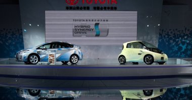 A Toyota Prius plug-in hybrid car (L) and a compact electric FT-EV II concept car are displayed at the Guangzhou Autoshow, Guangzhou, China, Dec. 20, 2010. (Reuters Photo)