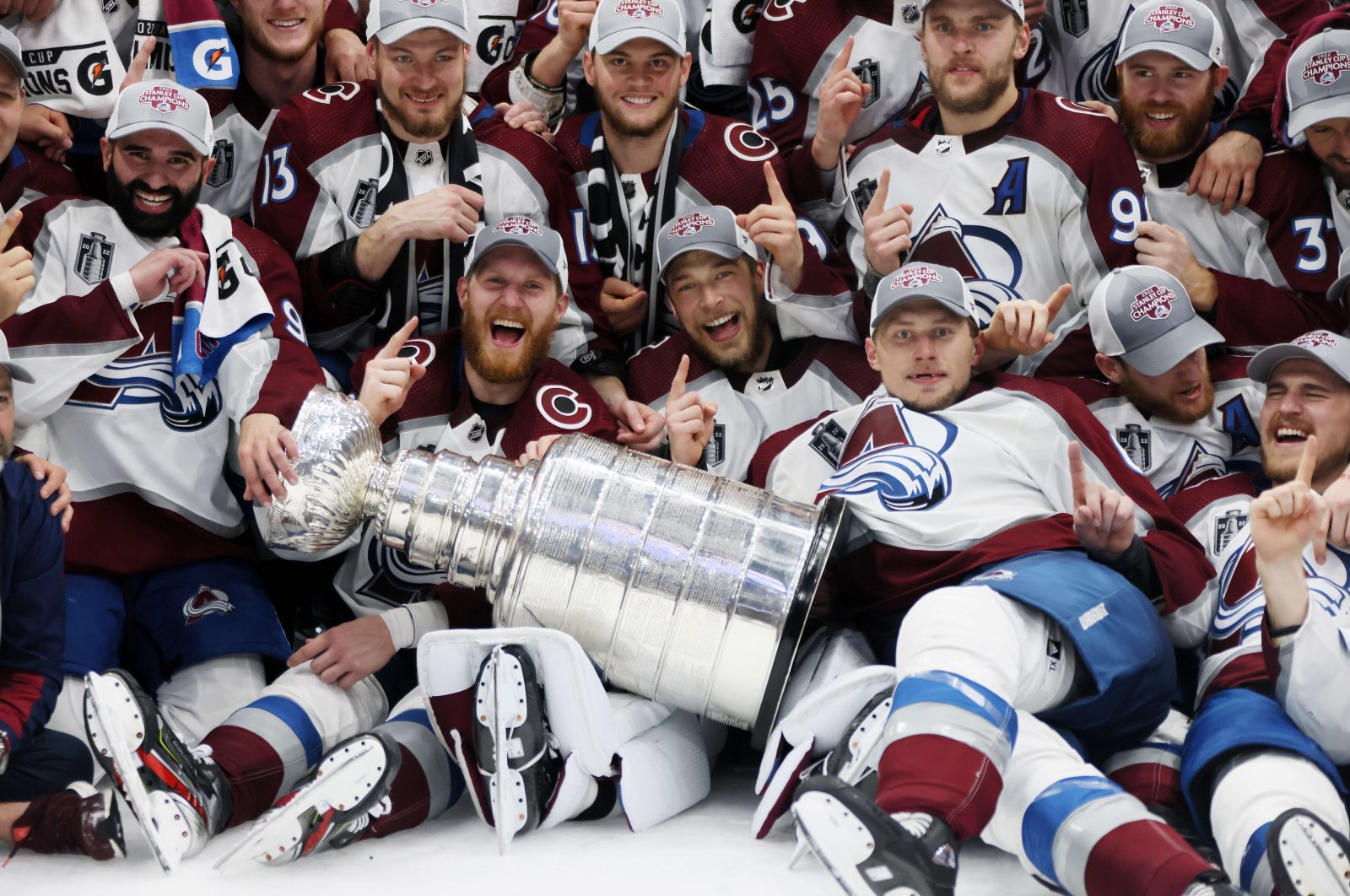 Avalanche down Lightning di final NHL untuk memenangkan Piala Stanley ketiga