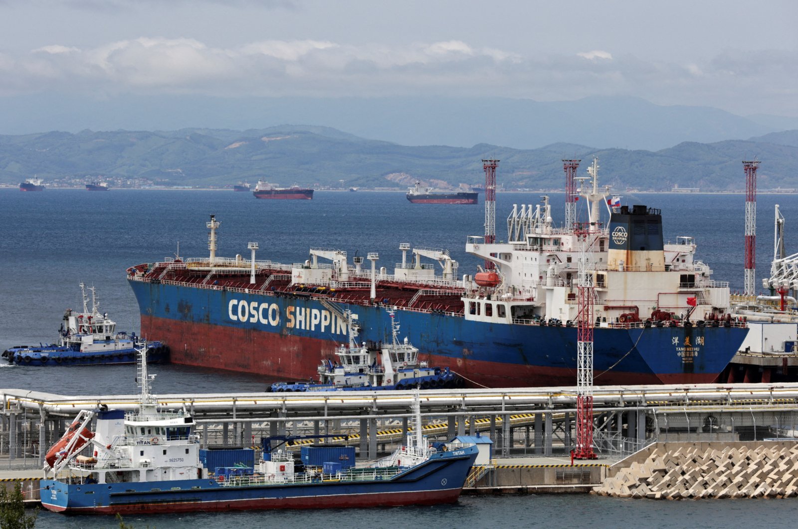 The Yang Mei Hu oil products tanker owned by COSCO Shipping gets moored at the crude oil terminal Kozmino on the shore of Nakhodka Bay near the port city of Nakhodka, Russia, June 13, 2022. (Reuters Photo)