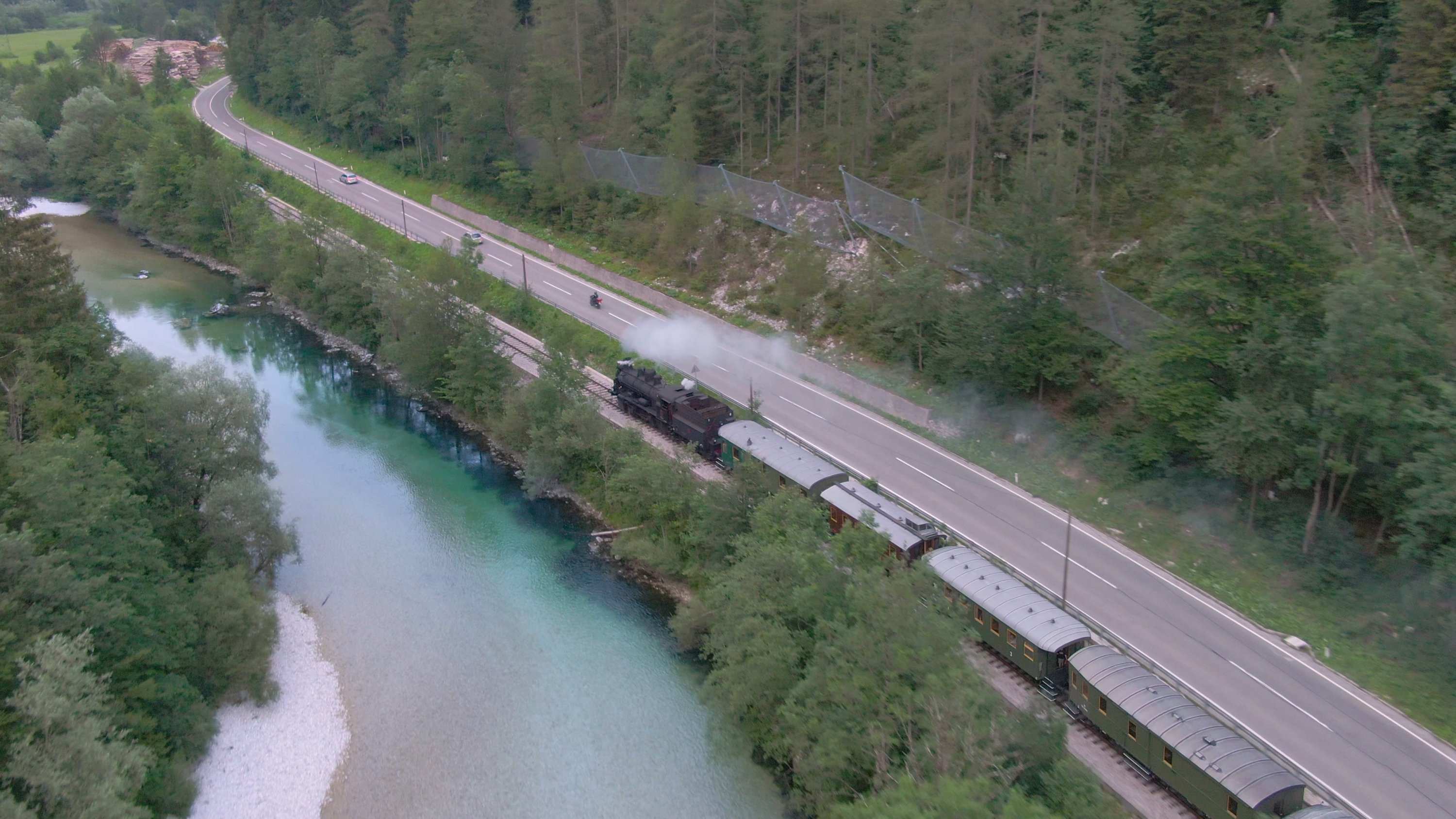 Kereta wisata retro melintasi pedesaan Slovenia yang indah.  (Foto Shutterstock)