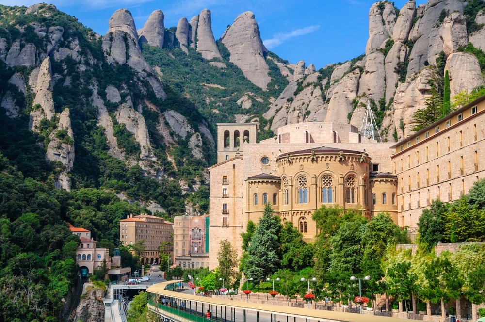 Biara Katolik Montserrat yang terkenal berlatar belakang bebatuan bulat, Spanyol.  (Foto Shutterstock)