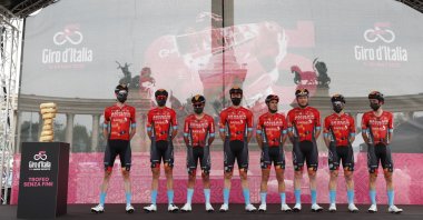 Bahrain-Victorious pose for a photograph before Giro d&#039;Italia, Budapest, Hungary, May 6, 2022. (Reuters Photo)
