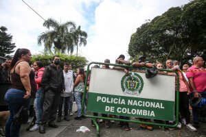 Relatives of inmates wait for news outside the prison in Tulua, Valle del Cauca Department, after several prisoners died when rioting inmates set a fire early in the morning to try to prevent police from entering their enclosure, Colombia, June 28, 2022. (Photo by AFP)