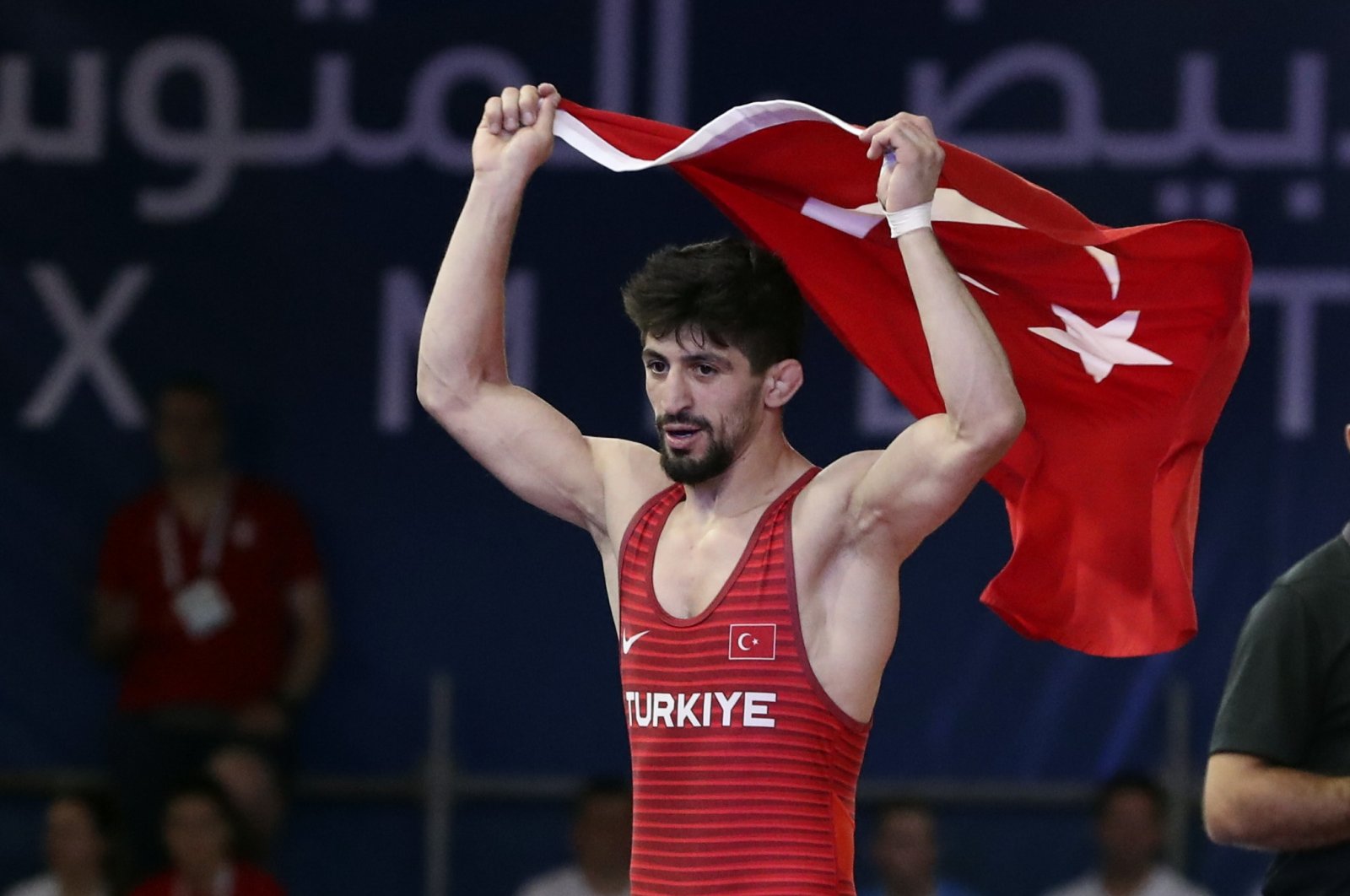 Türkiye'den Kerem Kamal, 27 Haziran 2022, Oran, Cezayir, Greko-Romen 60 kilo finalinde altın madalya kazanmayı kutluyor.