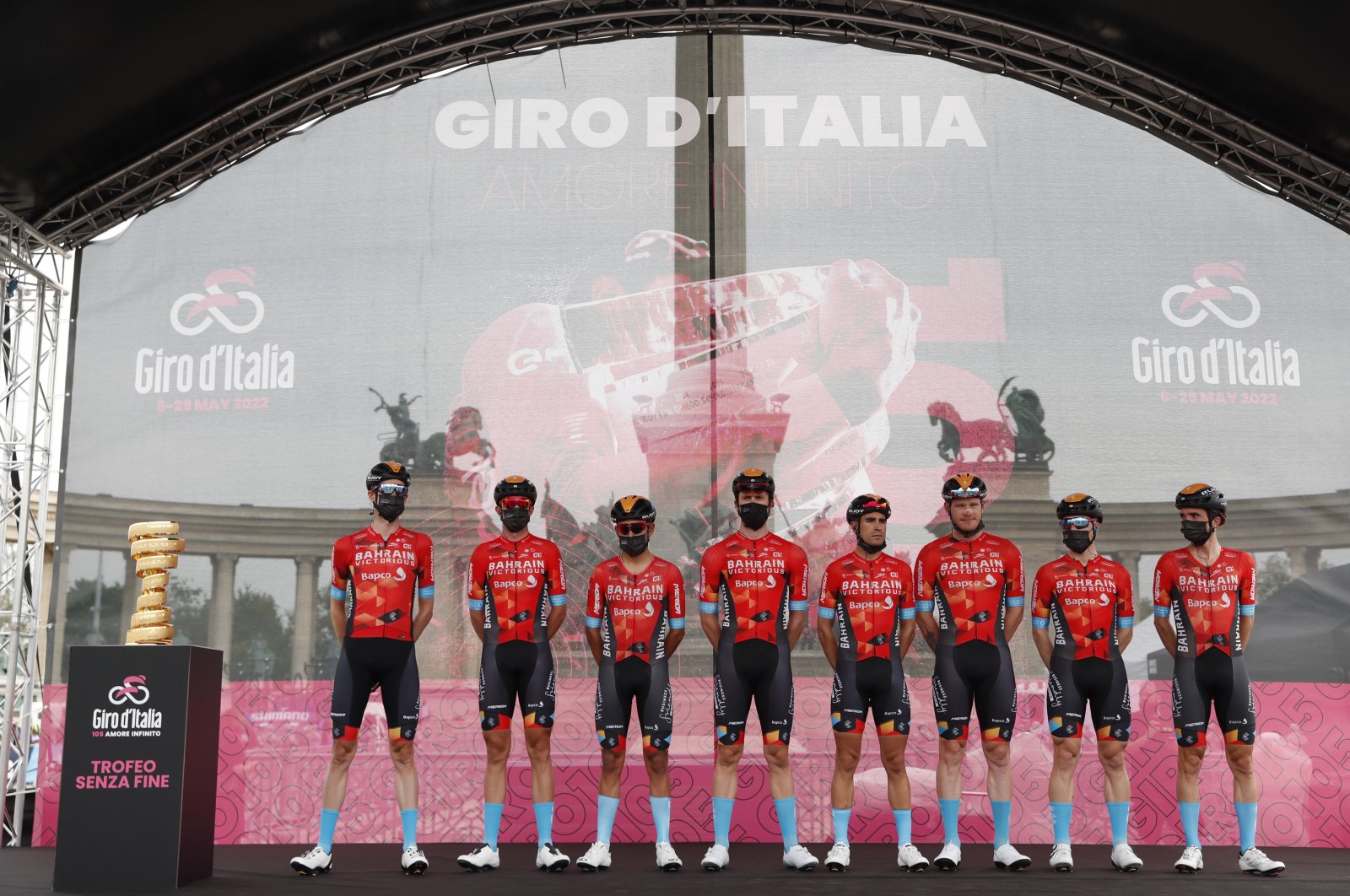 Bahrain-Victorious pose for a photograph before Giro d&#039;Italia, Budapest, Hungary, May 6, 2022. (Reuters Photo)