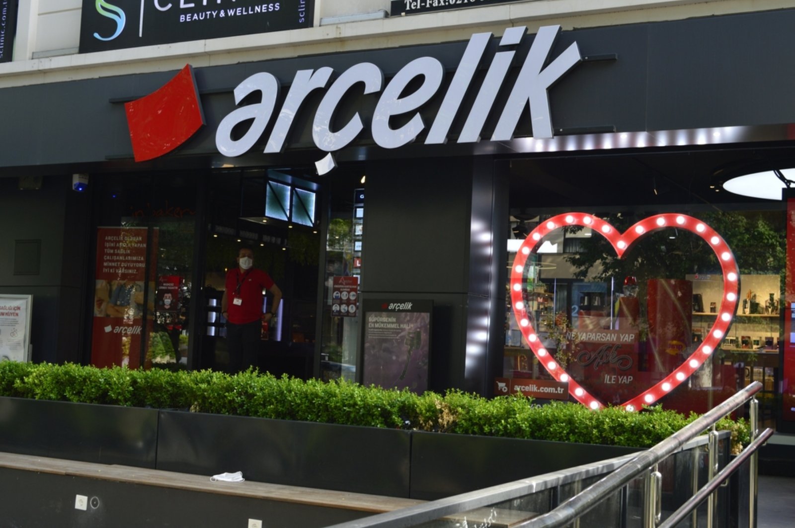 Arçelik Turki mengakuisisi merek Barat Indesit dan Whirlpool