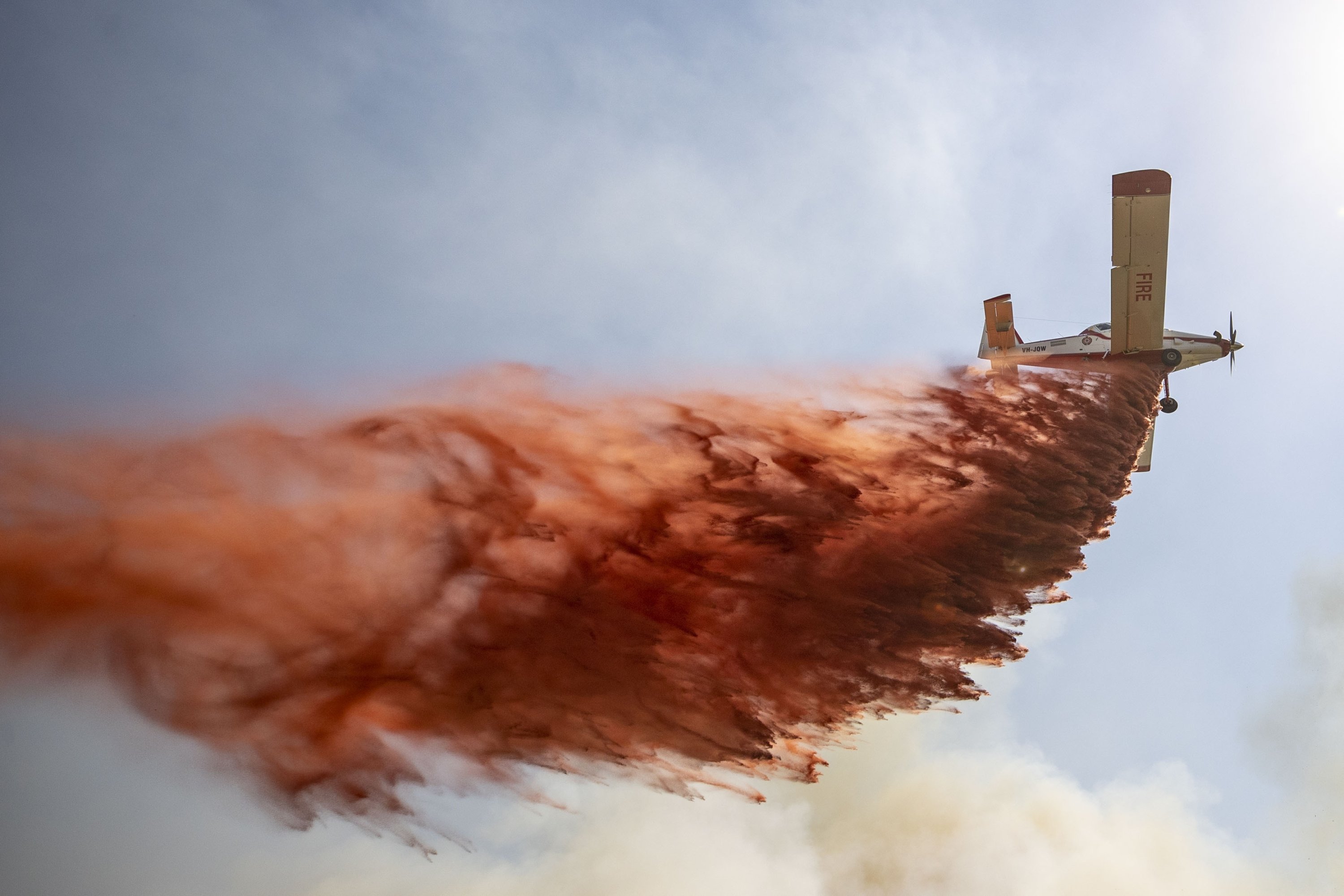 Helikopter menuangkan bahan tahan api ke area yang terbakar di Marmaris, Muğla, Turki barat daya, 22 Juni 2022. (AA PHOTO)