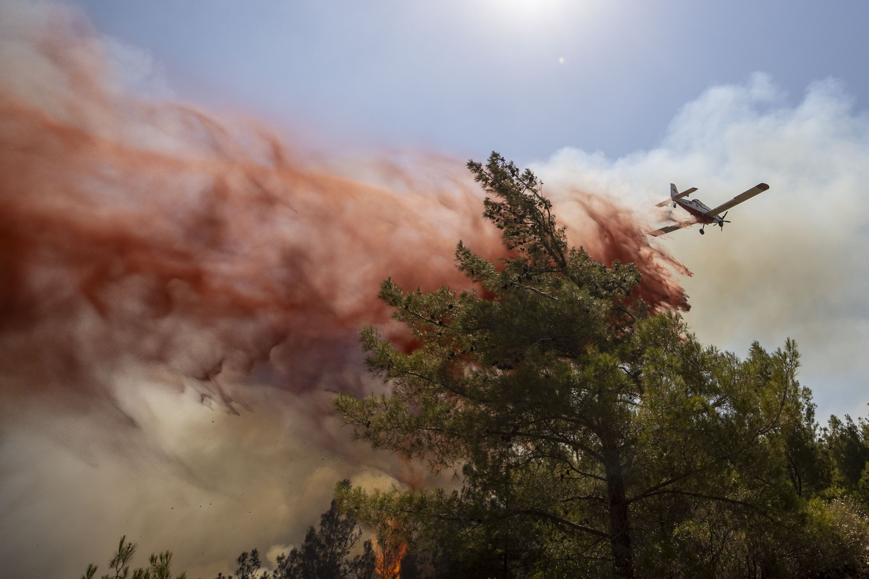 Helikopter menuangkan bahan tahan api ke area yang terbakar di Marmaris, Muğla, Turki barat daya, 22 Juni 2022. (AA PHOTO)