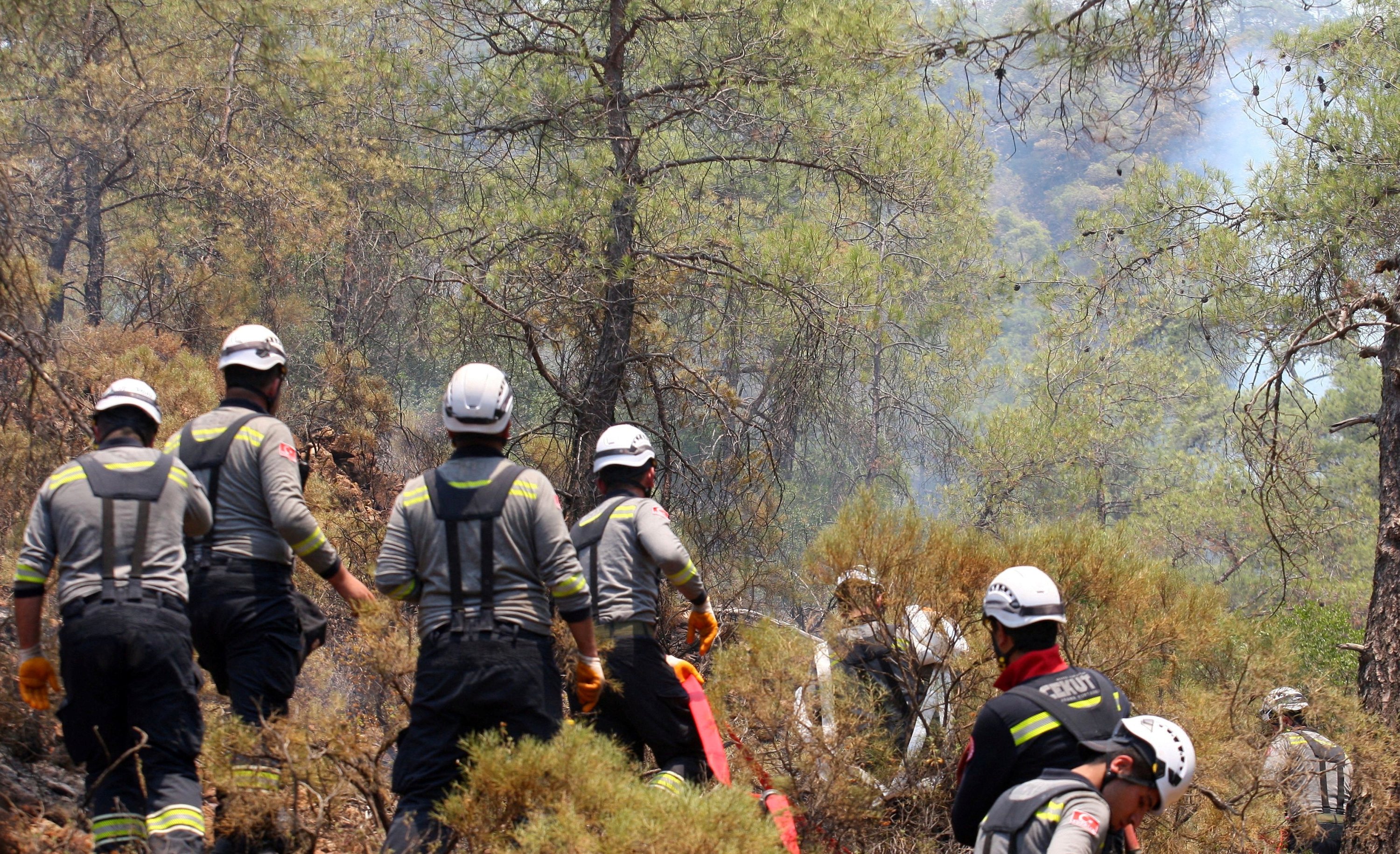 Petugas pemadam kebakaran bekerja untuk memadamkan api di dekat Marmaris, sebuah kota di provinsi Muğla, barat daya Turki, 23 Juni 2022. Hanya petugas pemadam kebakaran dan sukarelawan yang terlatih yang boleh memadamkan api.  (REUTERS)