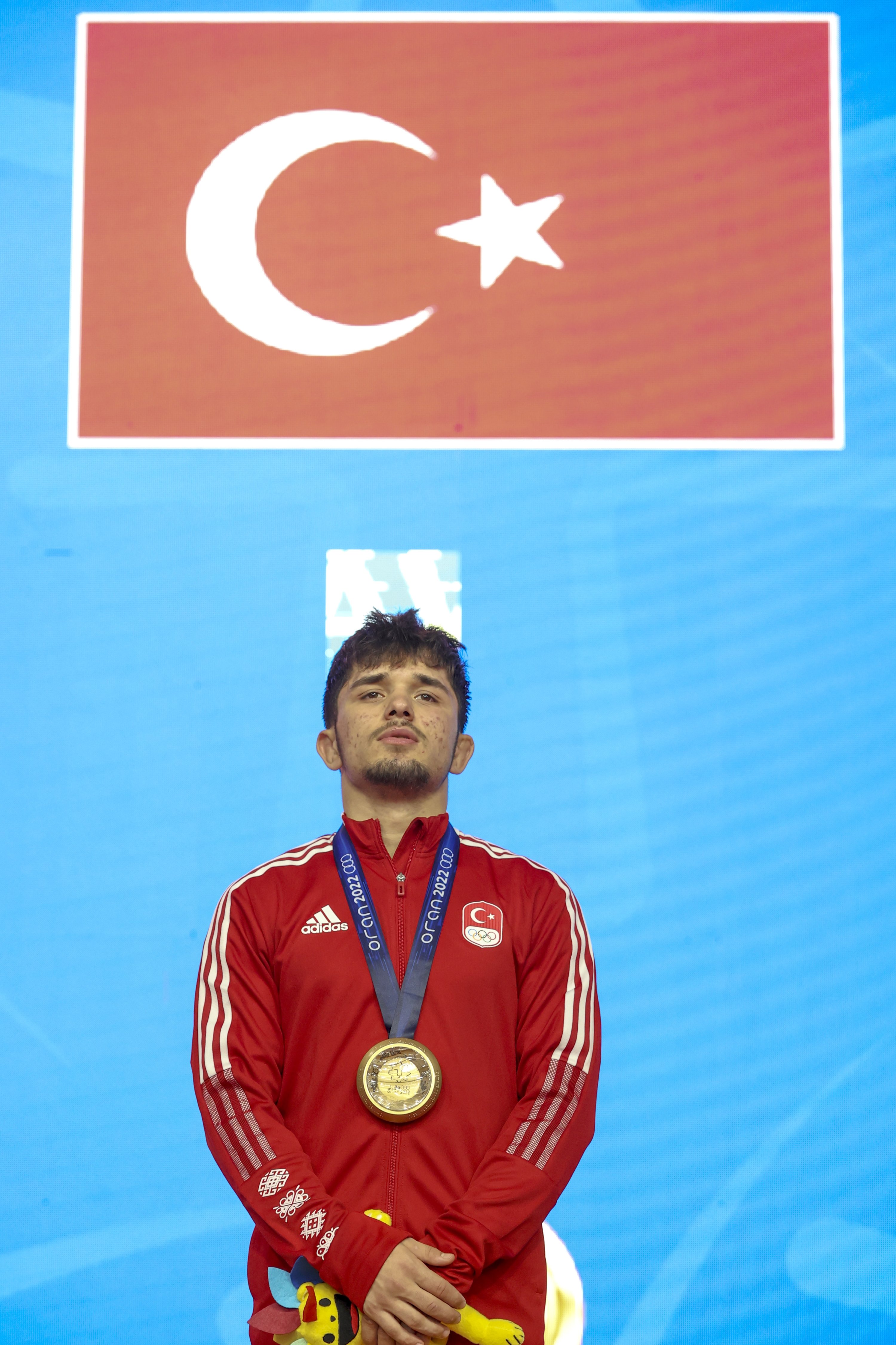 Pegulat Muhammet Karavuş naik ke podium setelah memenangkan emas gaya bebas 57 kg putra di Mediterranean Games, Oran, Aljazair, 28 Juni 2022. (AA Photo)