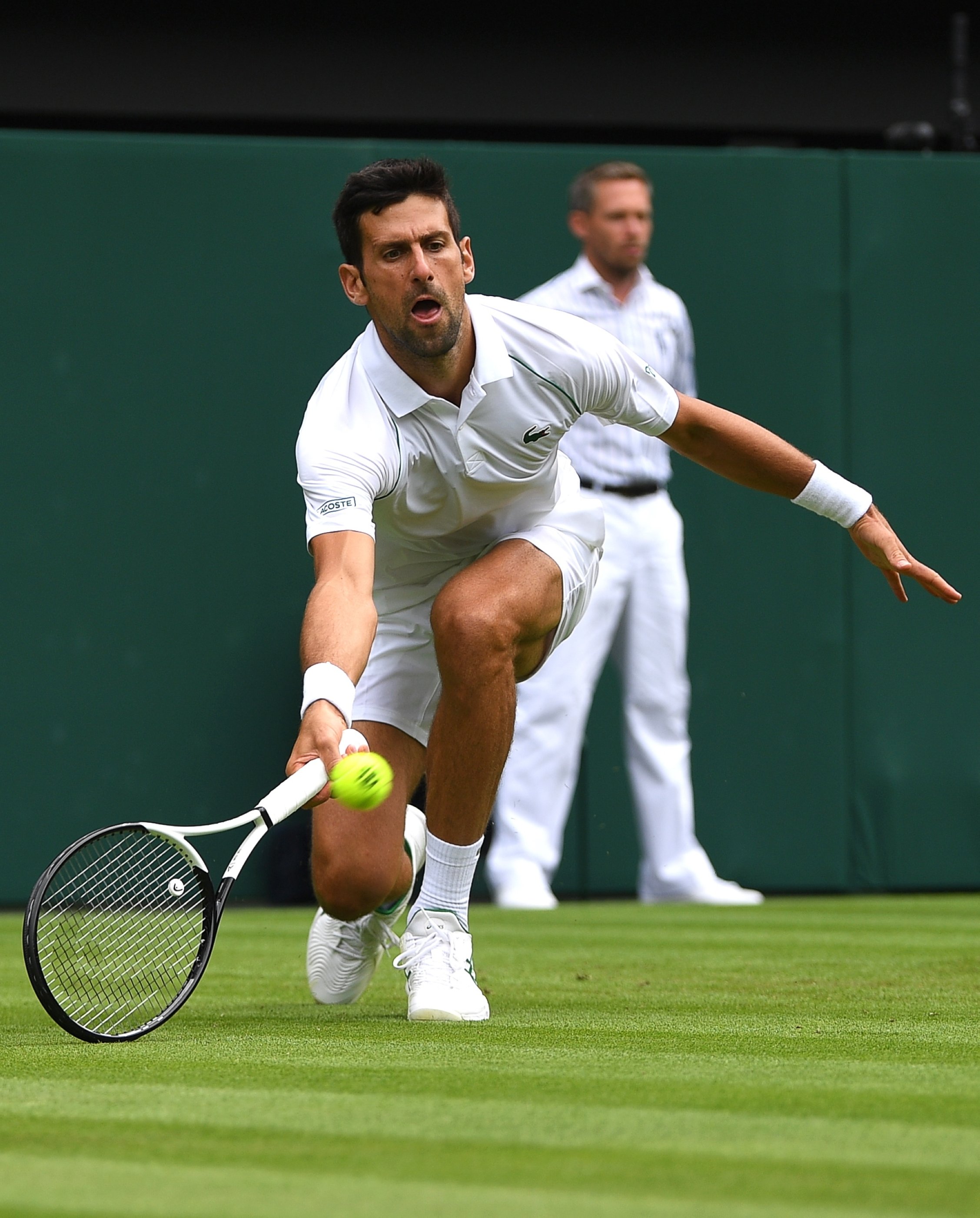 Petenis Serbia Novak Djokovic beraksi selama pertandingan putaran kedua Wimbledon melawan Thanasi Kokkinakis dari Australia, London, Inggris, 29 Juni 2022. (EPA Photo)