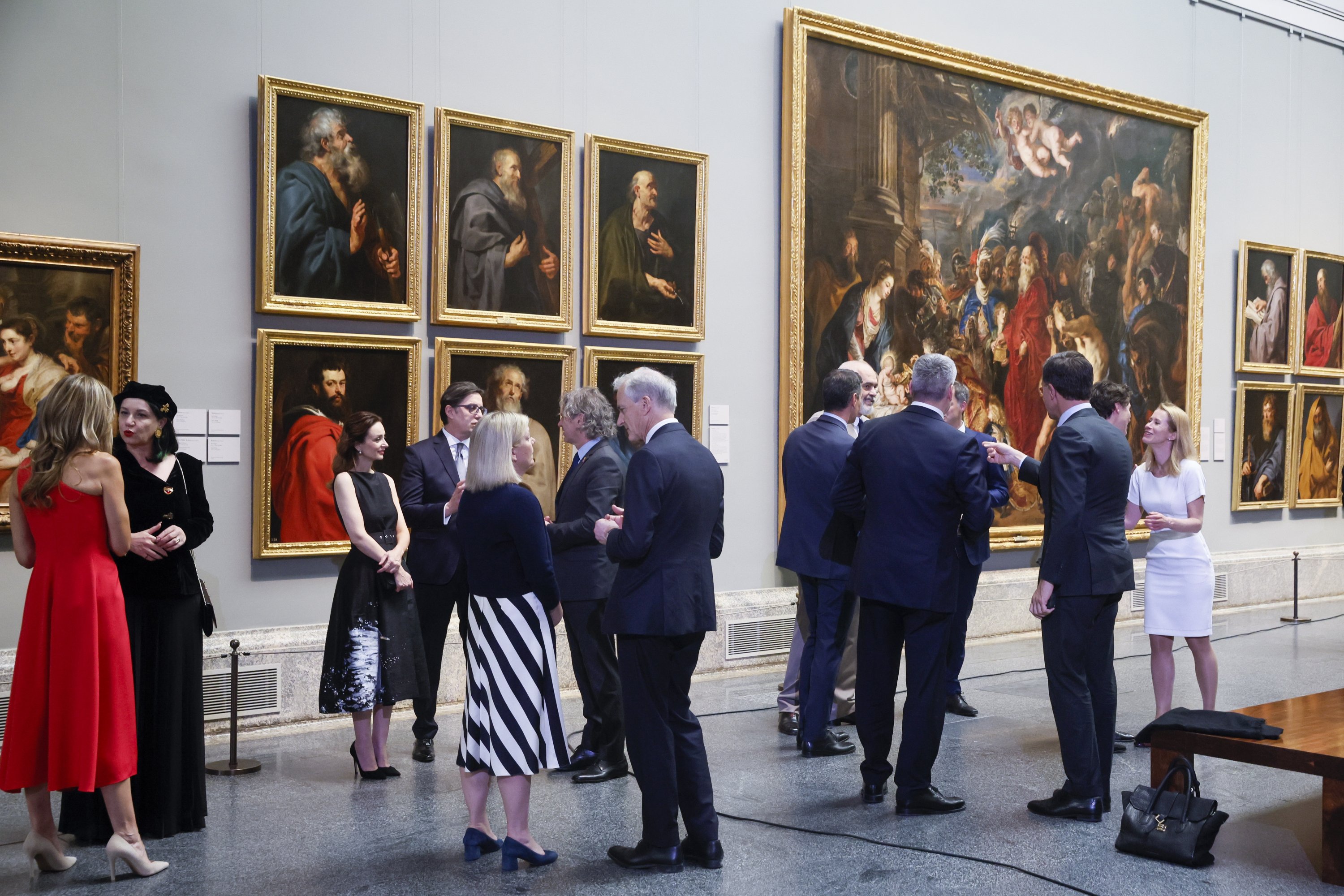 Kedatangan para tamu di Museum Prado di mana Perdana Menteri Spanyol Pedro Sanchez menjadi tuan rumah makan malam bagi para kepala negara dan kepala pemerintahan yang berpartisipasi dalam KTT NATO, Madrid, Spanyol, 29 Juni 2022. (EPA Photo)