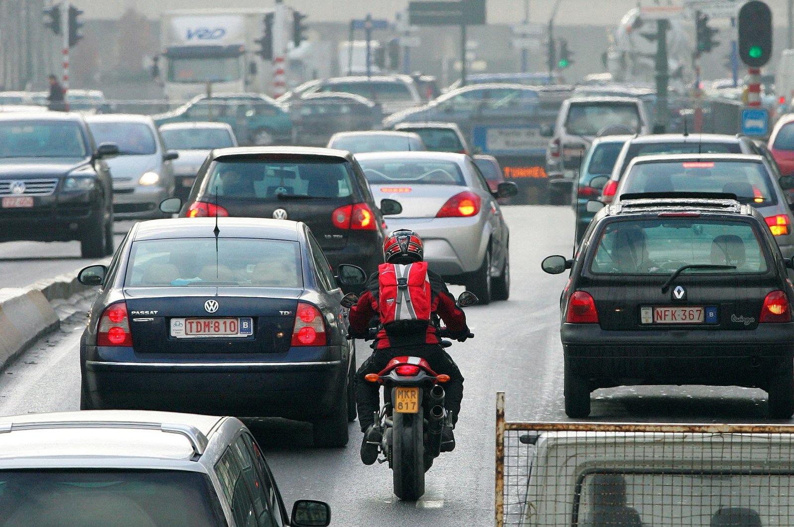 Cars drive along a road in central Brussels, Belgium, Feb. 7, 2007. (Reuters Photo)