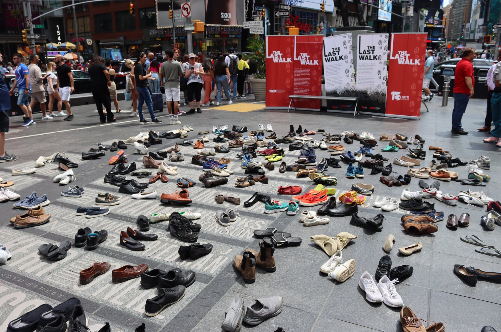 Pameran sepatu Times Square mengenang para korban tawaran kudeta Turki