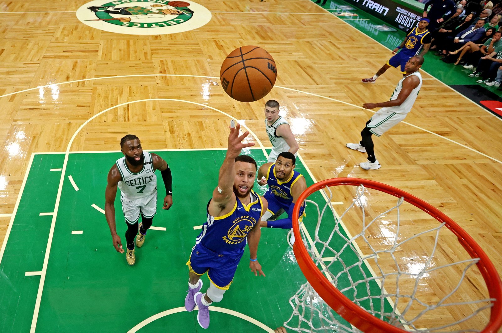 Warriors guard Stephen Curry (C) shoots the ball against Boston Celtics in Game 6 of the 2022 NBA Finals, Boston, Massachusetts, U.S., June 16, 2022. (Reuters Photo)