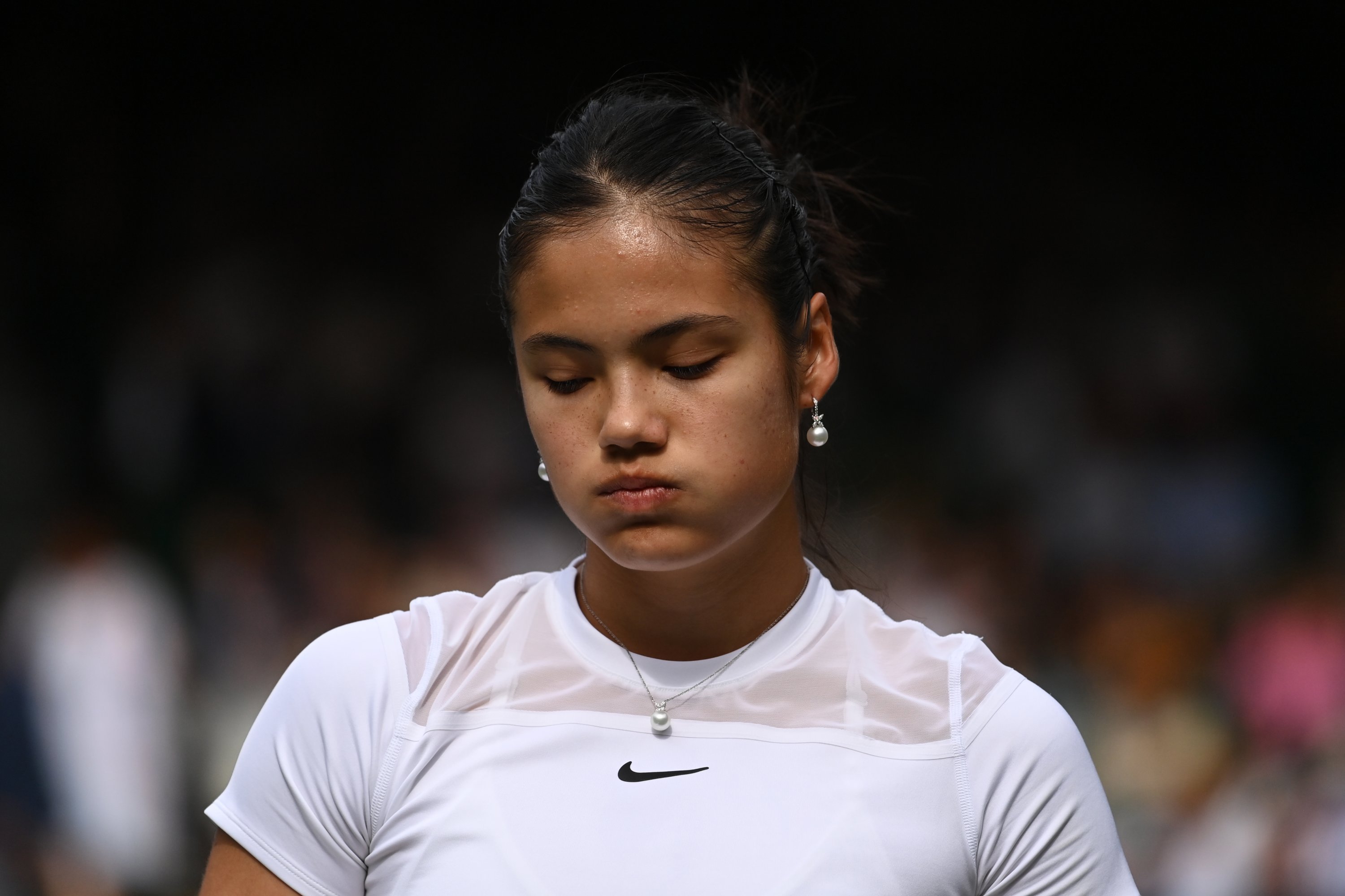 Emma Raducanu bereaksi setelah kalah dalam pertandingan putaran kedua Wimbledon melawan Caroline Garcia, London, Inggris, 29 Juni 2022. (AA Photo)