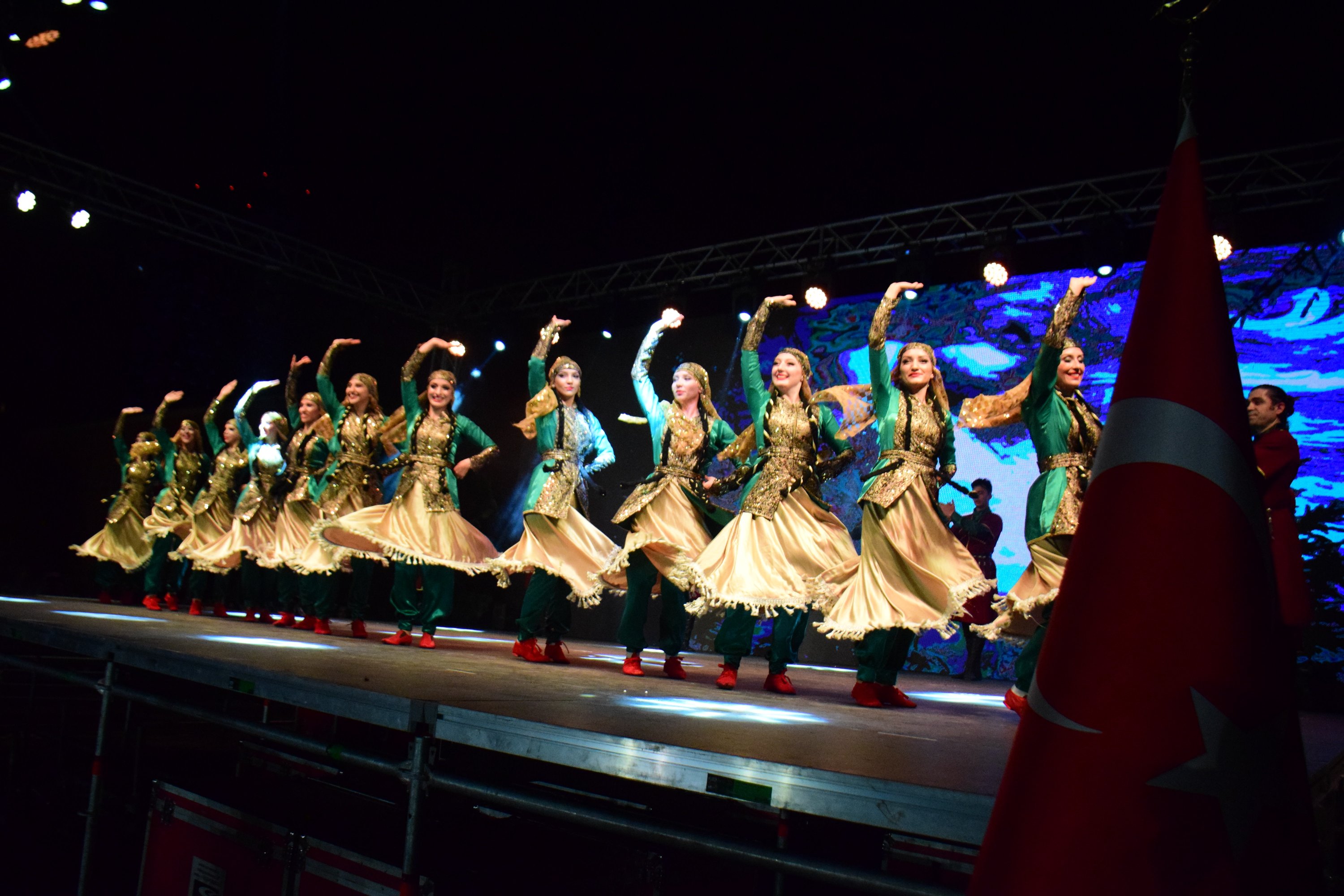 Ansambel Tari Rakyat Negara dan Ansambel Musik Rakyat Modern tampil pada upacara pembukaan Pekan Kebudayaan Turki di Tiran, Albania, 30 Juni 2022. (AA) 