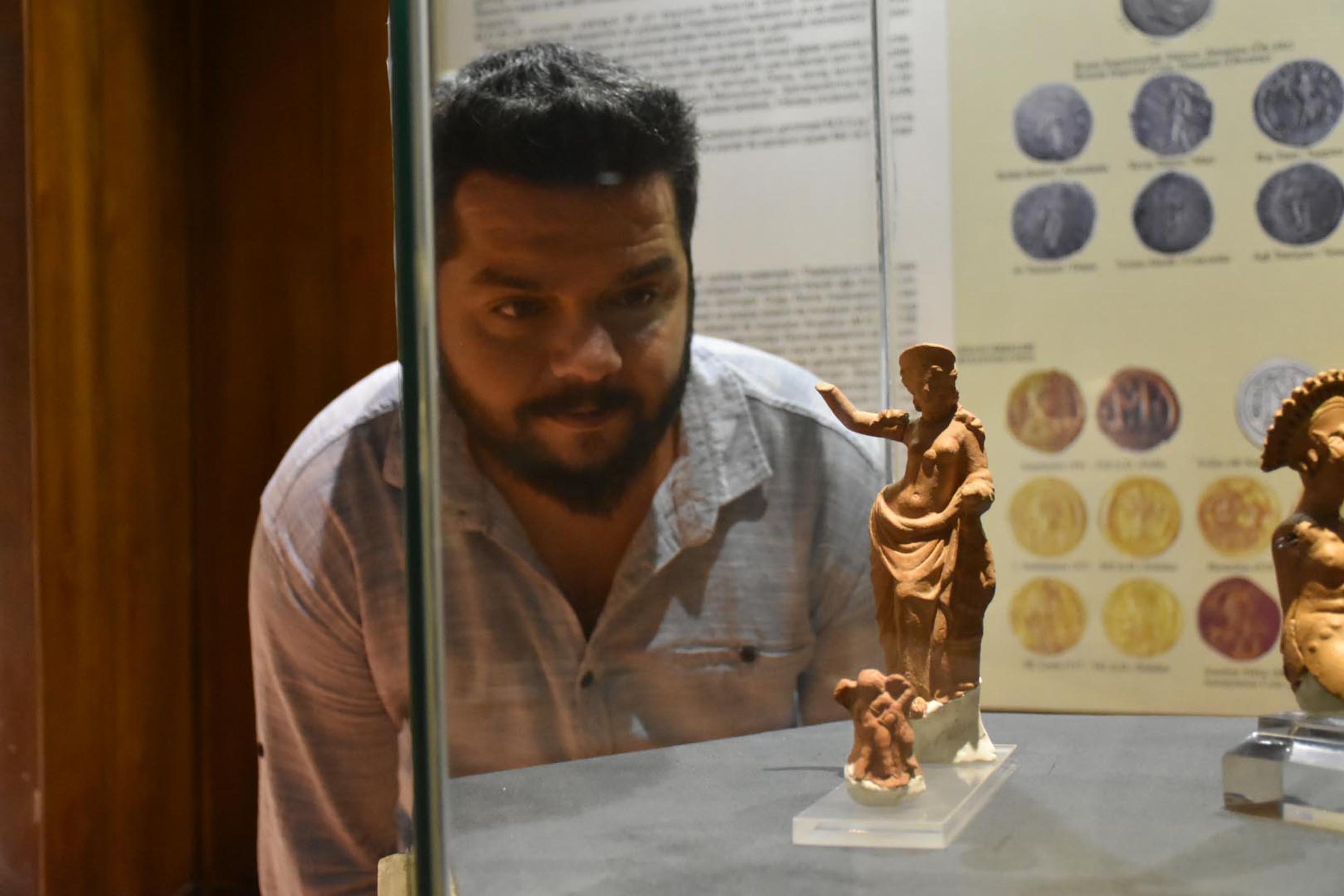 Wakil Direktur Museum Izmir Ihsan Tercan melihat sosok berusia 2.300 tahun bergambar Eros di Museum Arkeologi Izmir, Turki barat, 29 Juni 2022. (DHA)