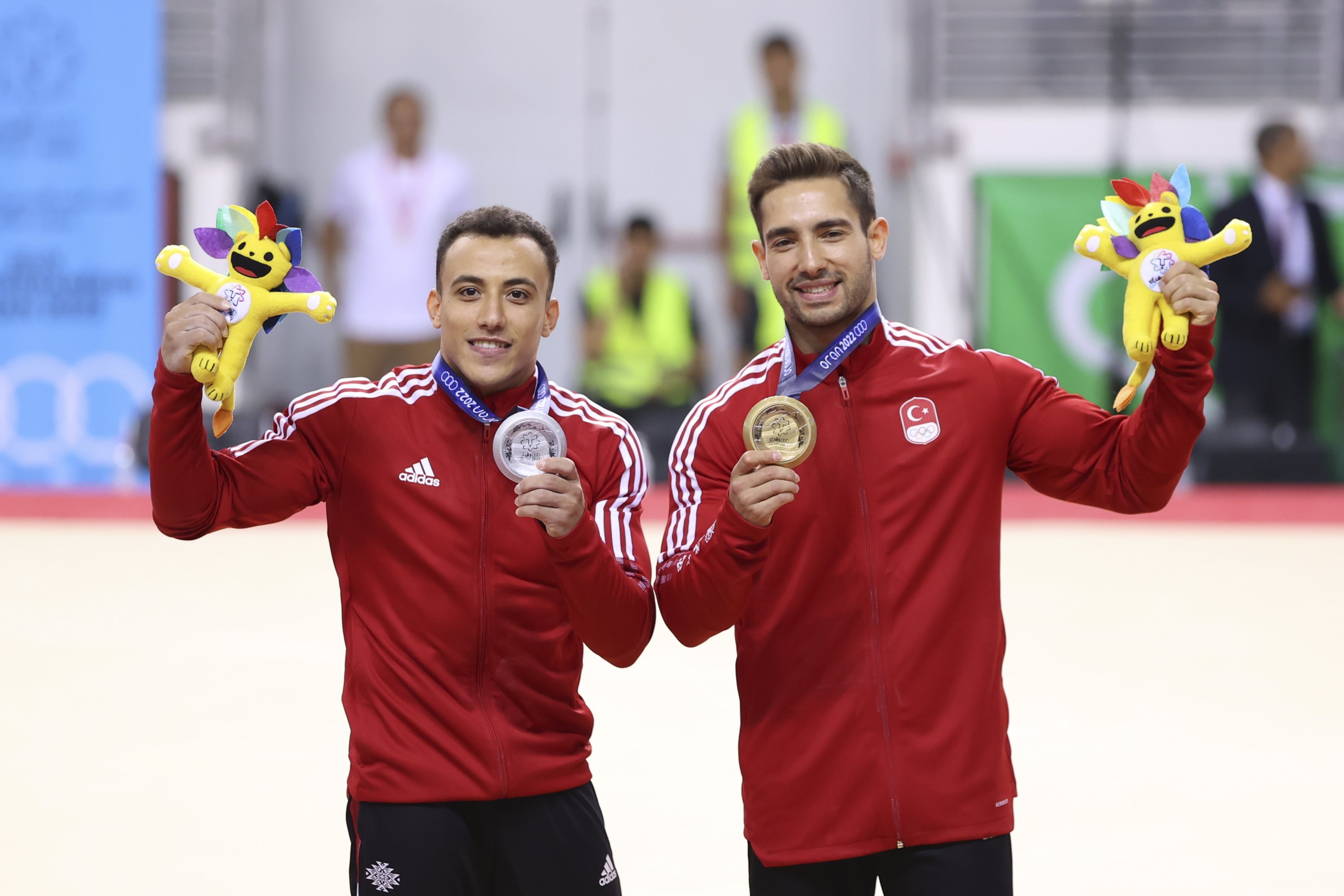 Pesenam Ibrahim olak (kanan) dan Adem Asil berpose dengan medali mereka di Mediterranean Games, Oran, Aljazair, 29 Juni 2022. (AA Photo)