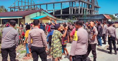 Indonesian police stand guard as Papuans hold a demonstration against the government's plan to form a new autonomous region, Timika, Papua, Indonesia, June 3, 2022. (AFP Photo)