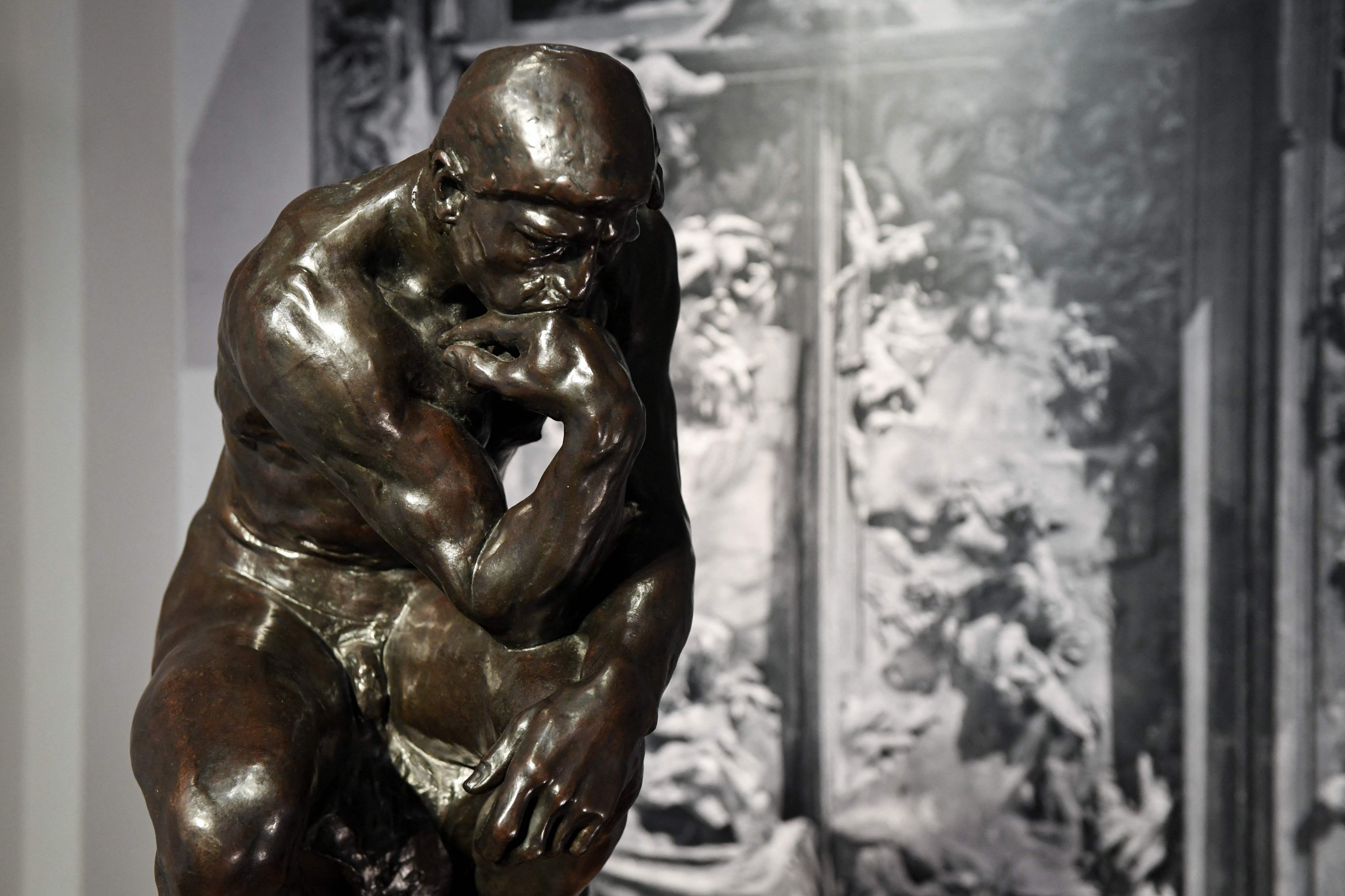Foto ini diambil pada 28 Juni 2022, menunjukkan salinan 'The Thinker', sebuah patung karya seniman Prancis Auguste Rodin (1840-1917) yang dipamerkan di Paris, Prancis.  (AFP)