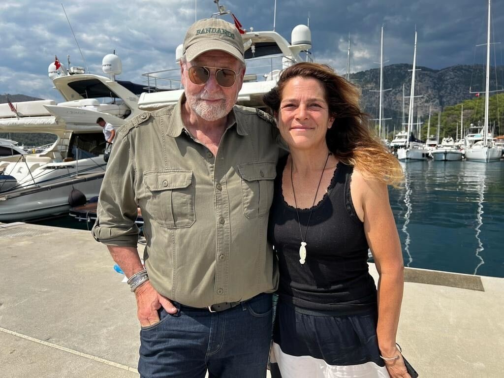 Wawancara Peter Greenberg dengan Leyla Yvonne Ergil untuk dokumenter 'Hidden Aegean', Dalyan, Turki.  (Foto milik Leyla Yvonne Ergil)