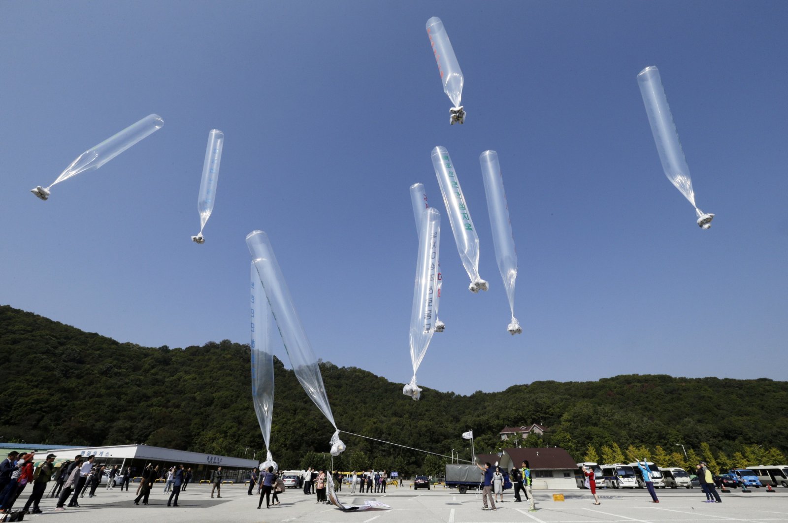North Koran defectors release balloons carrying leaflets condemning North Korean leader Kim Jong Un and his government&#039;s policies, in Paju, near the border with North Korea, South Korea, Oct. 10, 2014. (AP Photo)