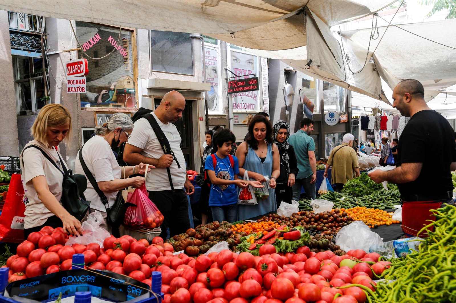 People shop at an open market in Istanbul, Turkey, June 10, 2022. (Reuters Photo)