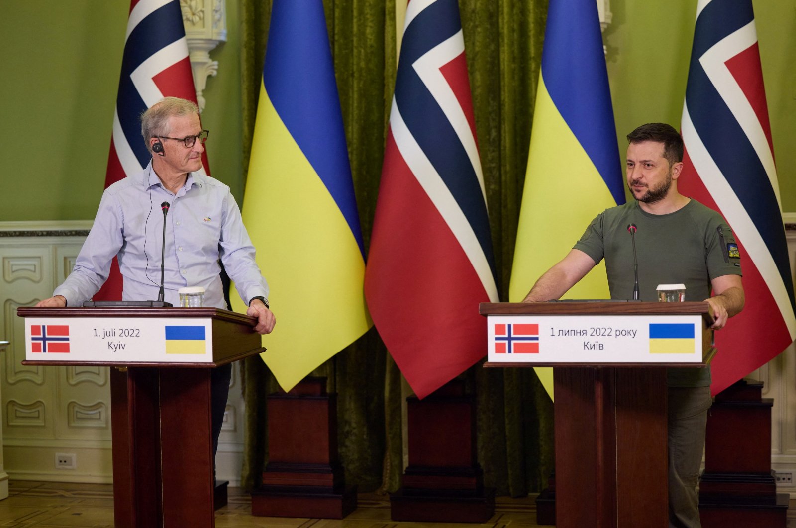 Norwegian Prime Minister Jonas Gahr Stoere and Ukrainian President Volodymyr Zelenskyy attend a joint news briefing, as Russia&#039;s attack on Ukraine continues, Kyiv, Ukraine, July 1, 2022. 8Ukrainian Presidential Press Service Handout via Reuters)