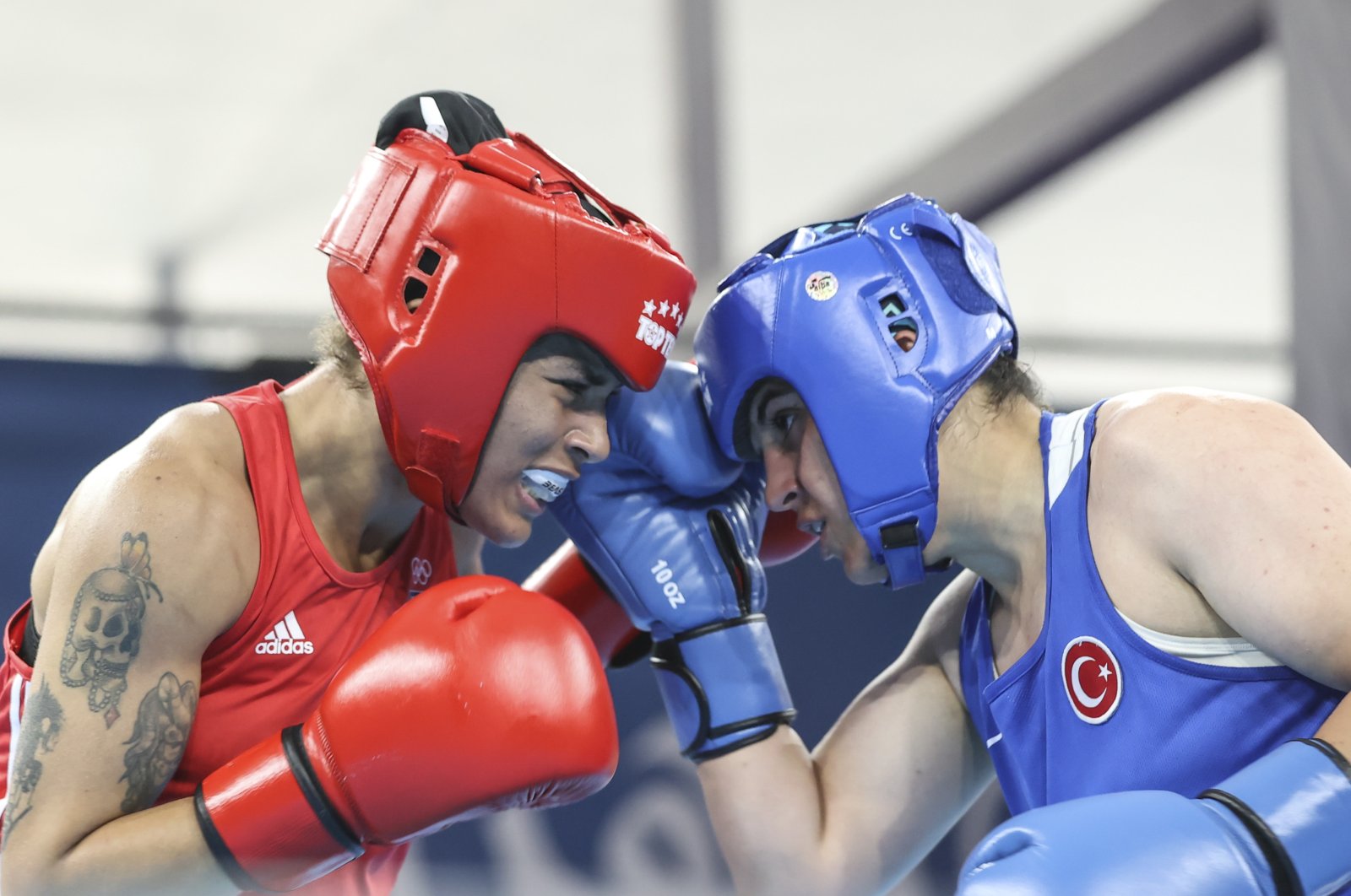 National boxer Busenaz Sürmeneli (R) competes against Italian rival Melissa Gemini (L) in the women&#039;s 66 kg semi-final match at  the Mediterranean Games in Algeria, July 1, 2022. (AA Photo)