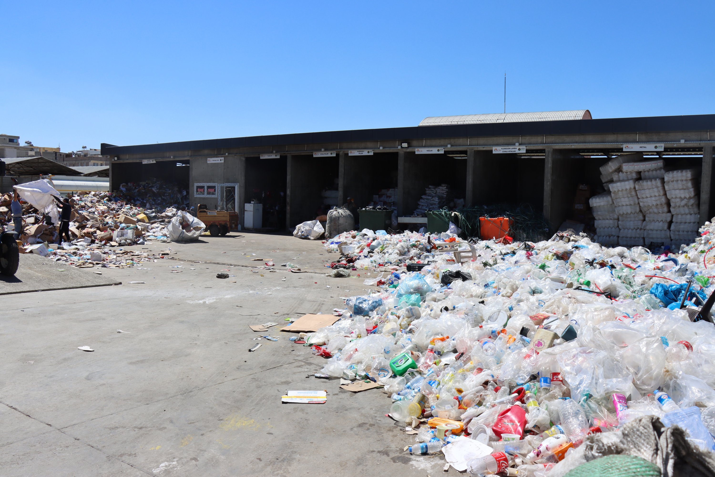 Sampah terlihat di pusat pengumpulan sampah sebagai bagian dari Proyek Zero Waste di seluruh provinsi, Kilis tenggara, Turki, 2 Juni 2022. (AA Photo)