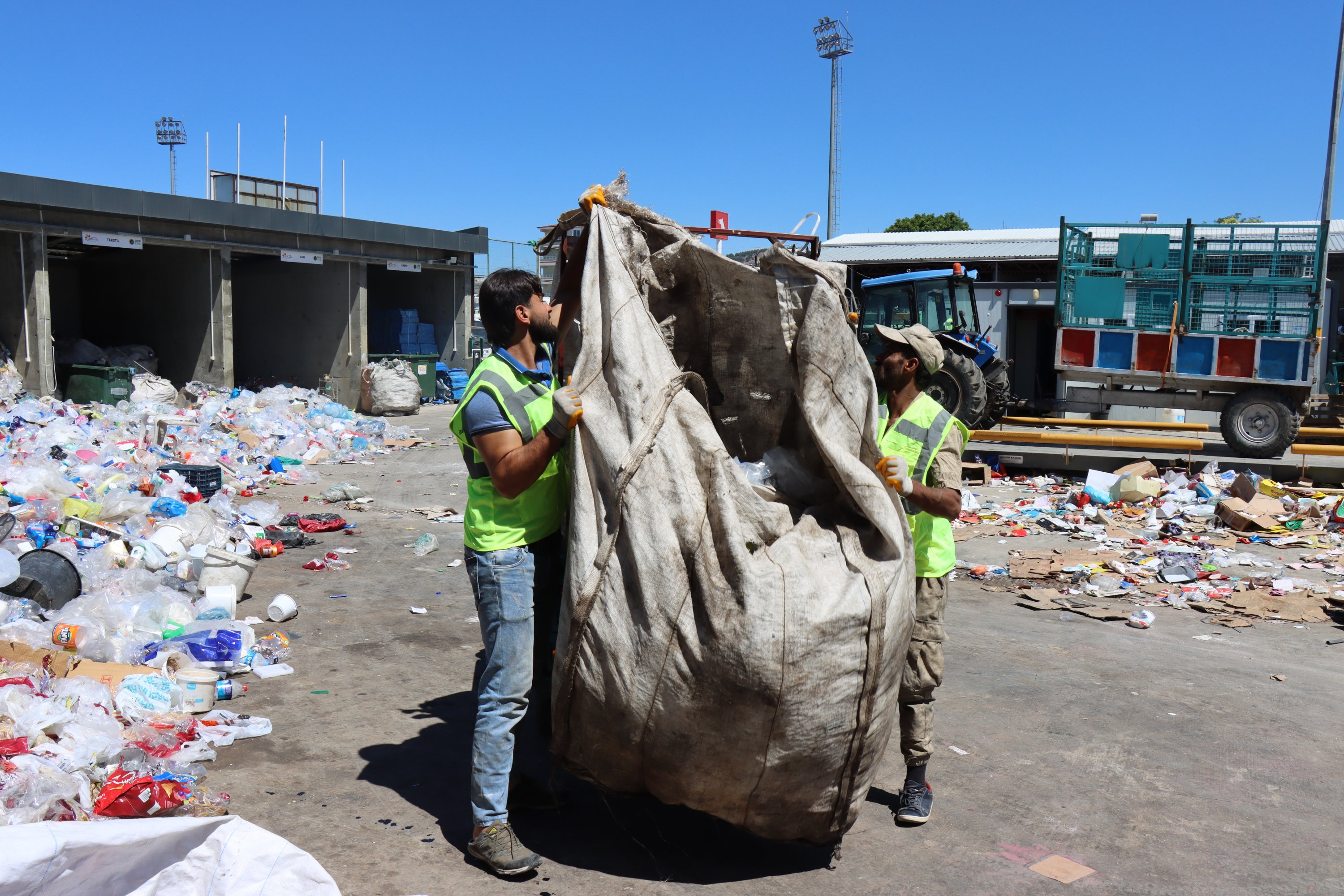 Pekerja di pusat pengumpulan sampah yang dijalankan di bawah Proyek Zero Waste oleh kotamadya Kilis, Kilis, Turki, 2 Juni 2022. (AA Photo)