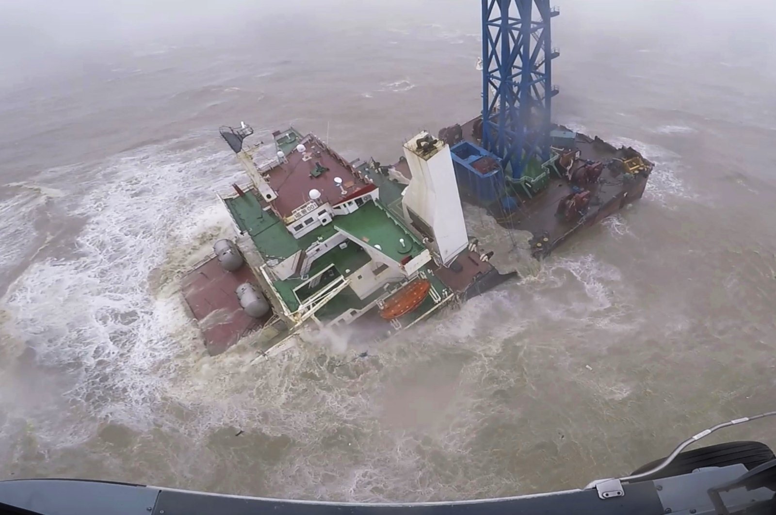 27 hilang di Laut Cina Selatan setelah topan menghancurkan kapal menjadi dua