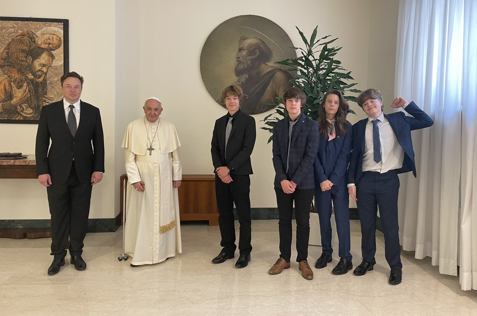 Elon Musk (L) poses for a photo with his four children and Pope Francis (2nd L). Musk on Friday night June 30, 2022, posted this picture, taken on June 29, 2022, on Twitter to announce his audience with the pope. (Reuters Photo)