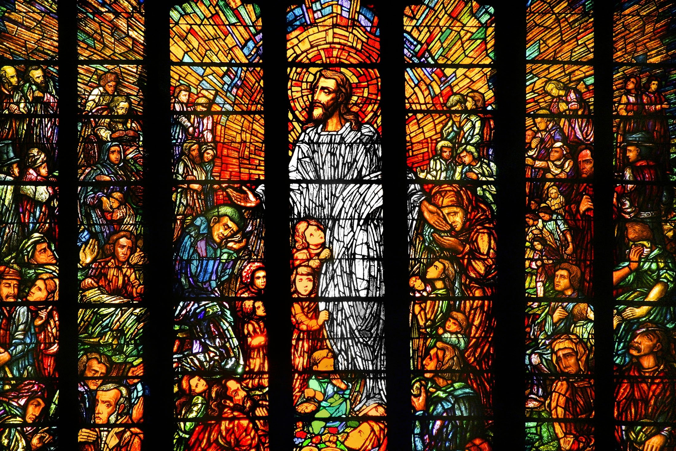 Para pembangun katedral Norman dan Gotik yang agung di Eropa membawa seni kaca ke tingkat yang lebih tinggi.  (Foto Shutterstock)