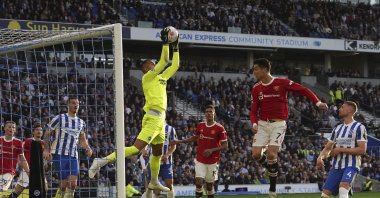 Brighton and Hove Albion GK Robert Sanchez collects the ball in front of Ronaldo, Brighton, England, May 7, 2022. (AP PHOTO) 