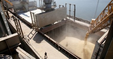 A dockyard worker watches as barley grain is mechanically poured into a 40,000-ton ship at a Ukrainian agricultural exporter&#039;s shipment terminal in the southern Ukrainian city of Mykolaiv, July 9, 2013. (Reuters Photo)