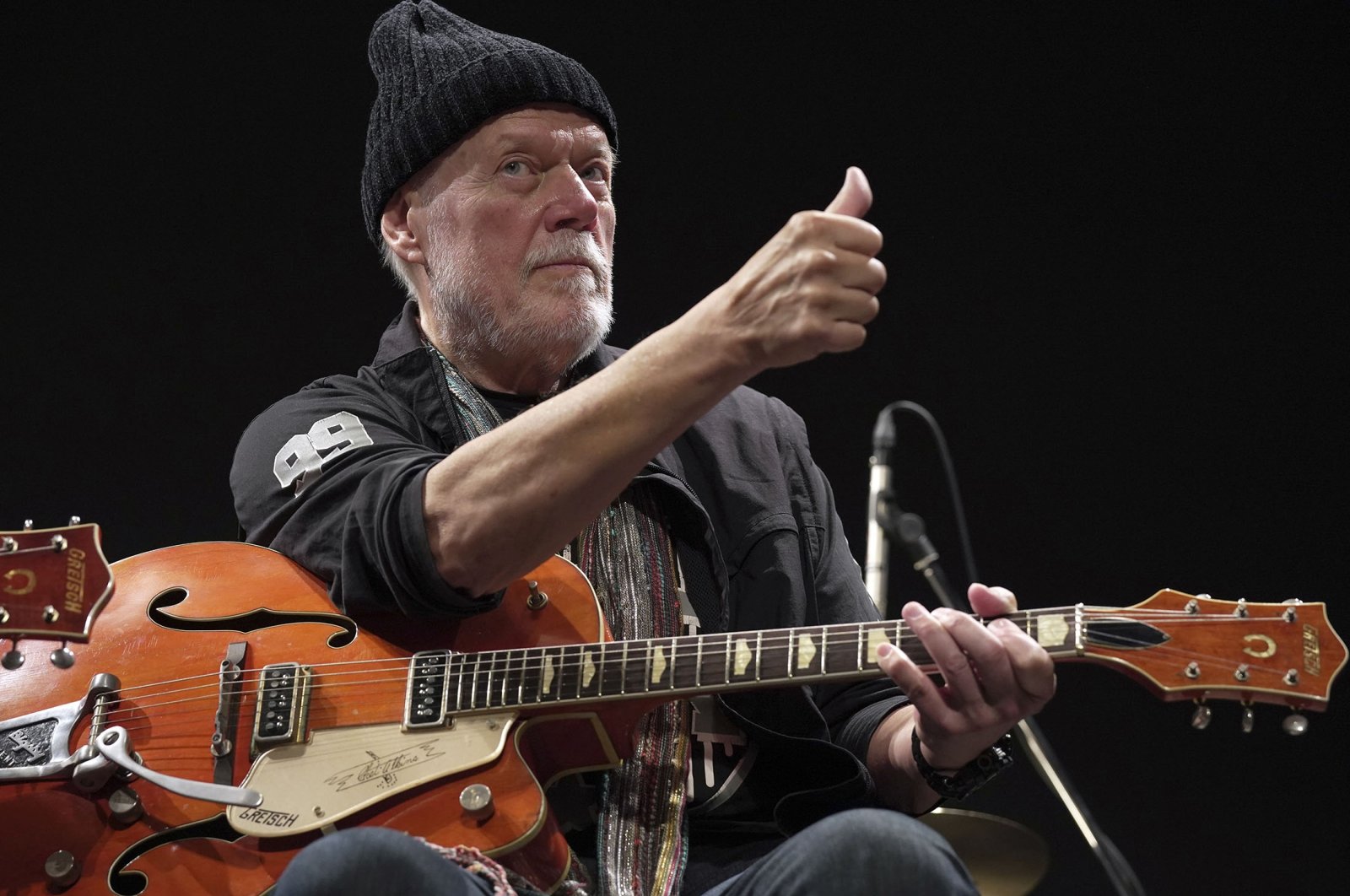 Bintang rock legendaris bersatu kembali dengan gitar curian tersayang setelah 46 tahun