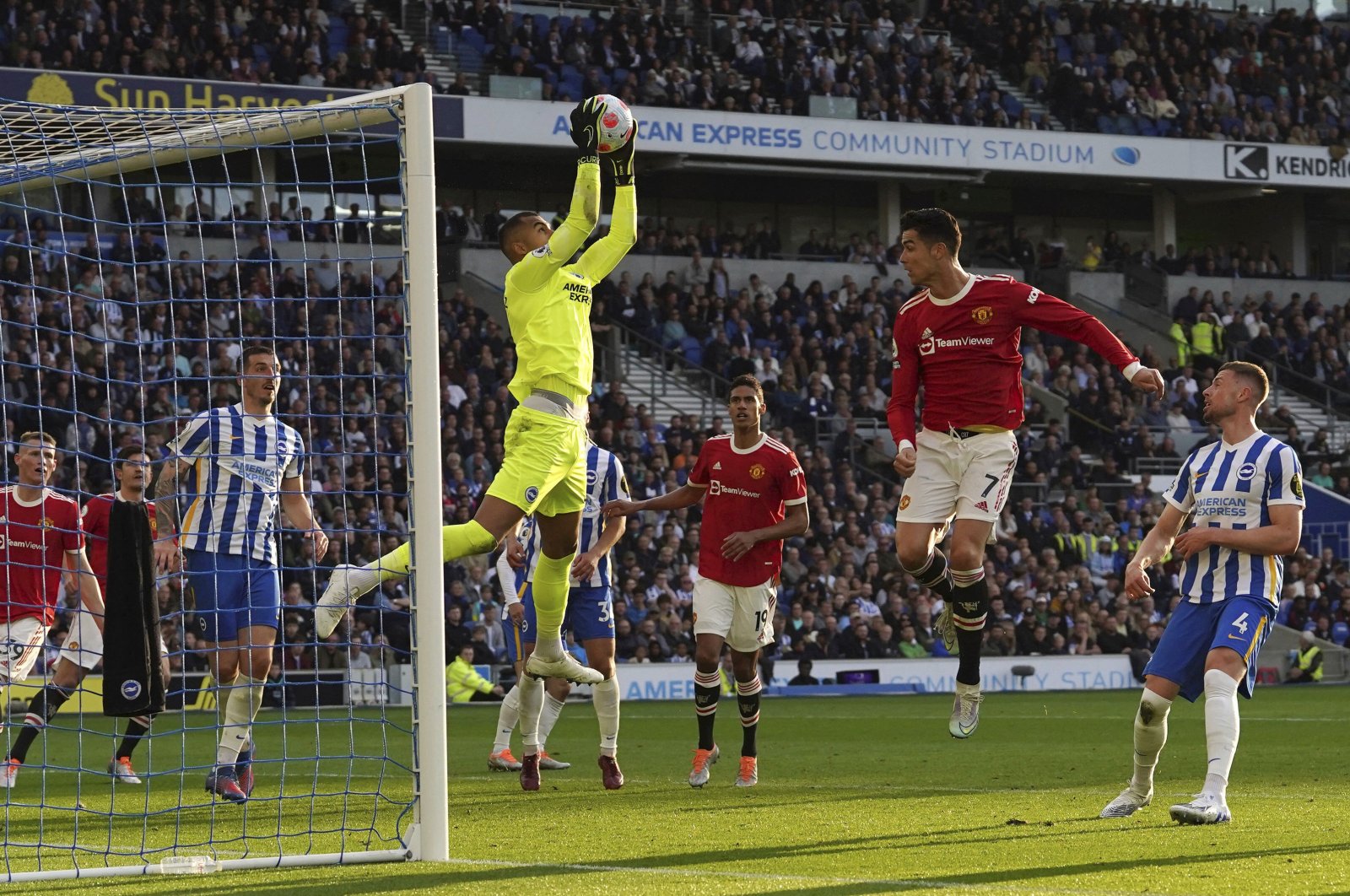Brighton and Hove Albion GK Robert Sanchez collects the ball in front of Ronaldo, Brighton, England, May 7, 2022. (AP PHOTO) 