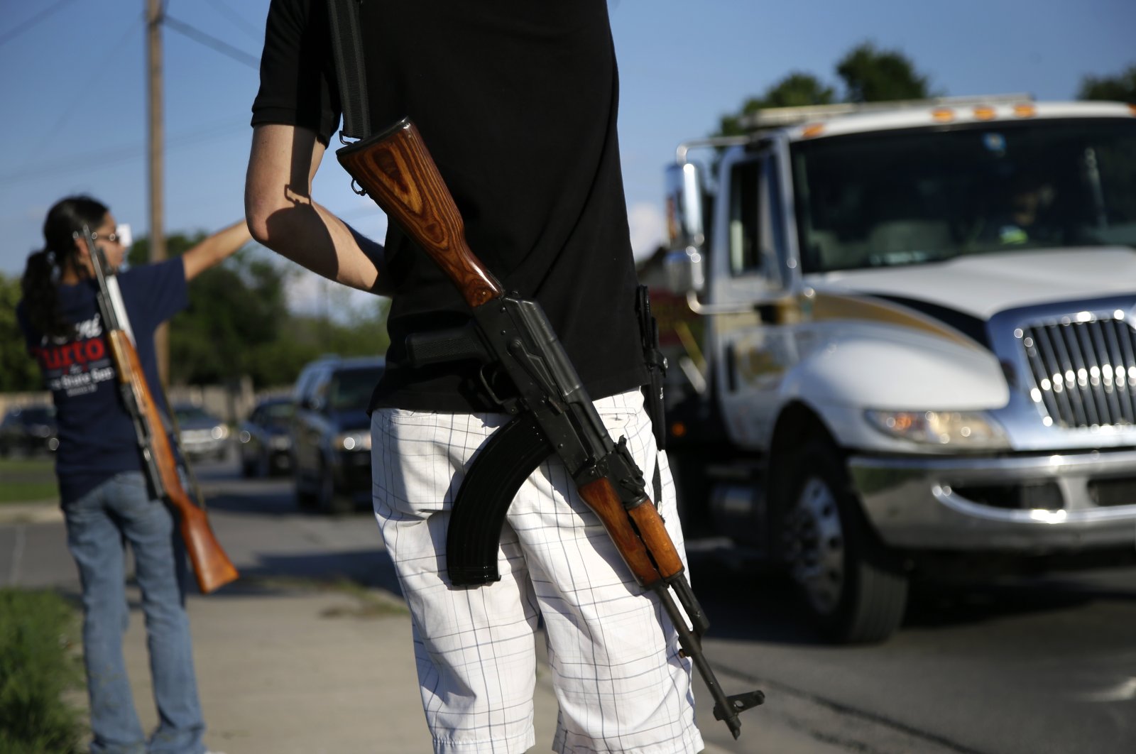 Two Texas gun rights advocates carry military-style assault rifles during a protest, in Haltom City, Texas, May 29, 2014. (AP Photo)