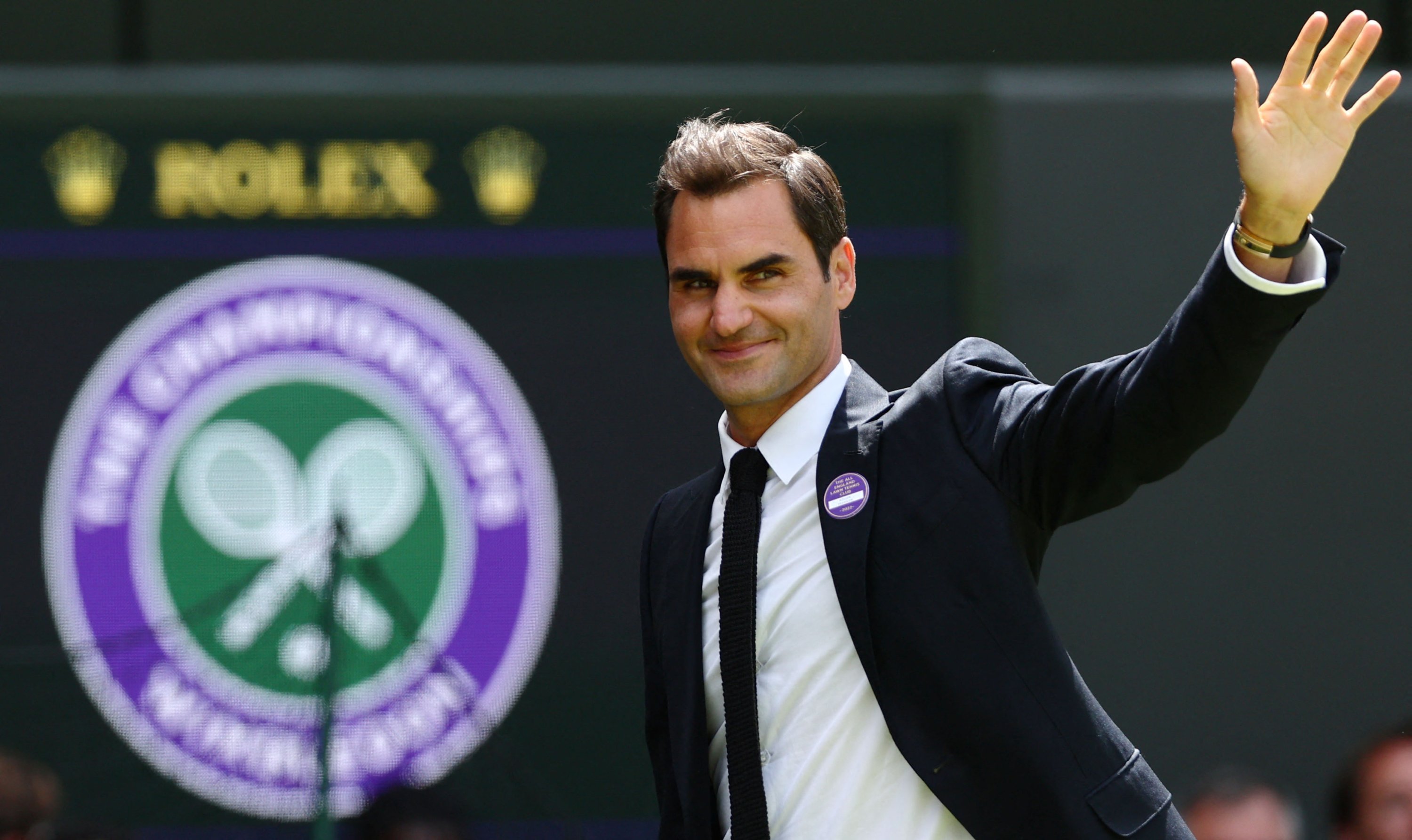 Roger Federer melambai saat Upacara Centenary Centre Court, Wimbledon, Inggris, 3 Juli 2022. (AFP Photo)