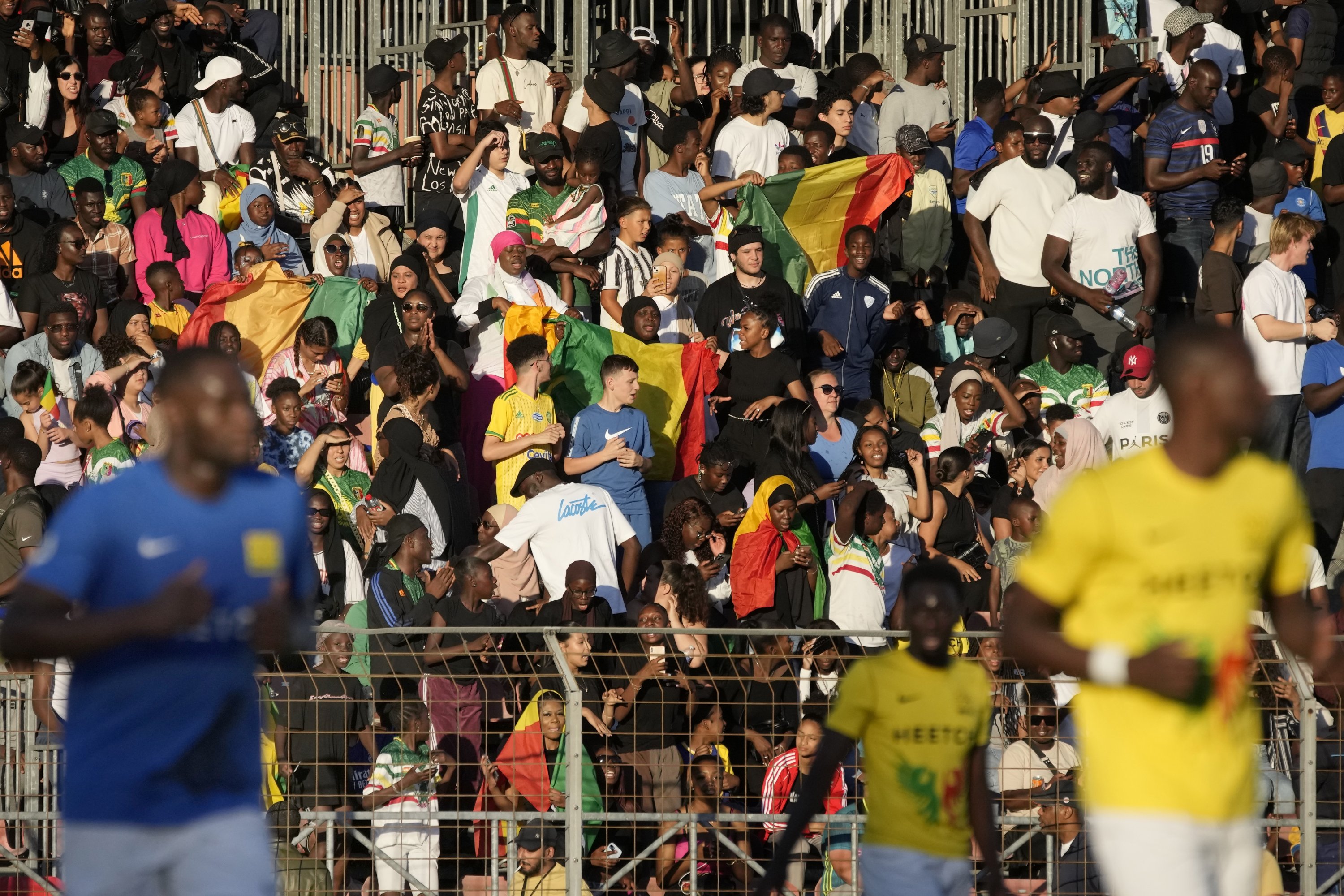 Fans menyaksikan para pemain selama pertandingan final piala nasional lingkungan kelas pekerja antara tim yang mewakili pemain dengan warisan Mali dengan warna kuning melawan satu dengan akar Kongo, Creteil, Prancis, 2 Juli 2022. (AP Photo)